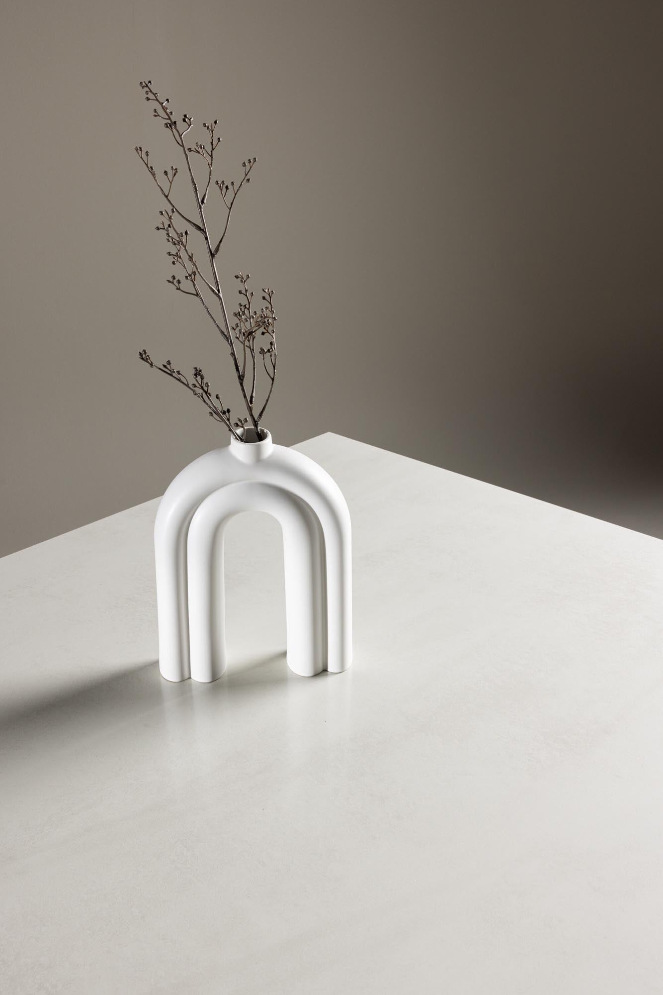 Ester Esstisch: Stilvolle Kombination aus MDF und Glas von Venture Home.