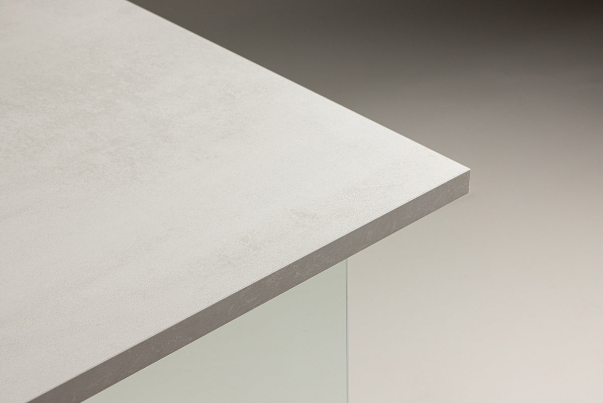 Ester Esstisch in Hellgrau präsentiert im Onlineshop von KAQTU Design AG. Esstisch ist von Venture Home