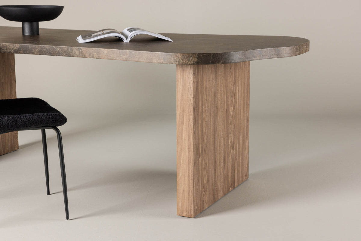 Eleonora Esstisch in Braun präsentiert im Onlineshop von KAQTU Design AG. Esstisch ist von Vind