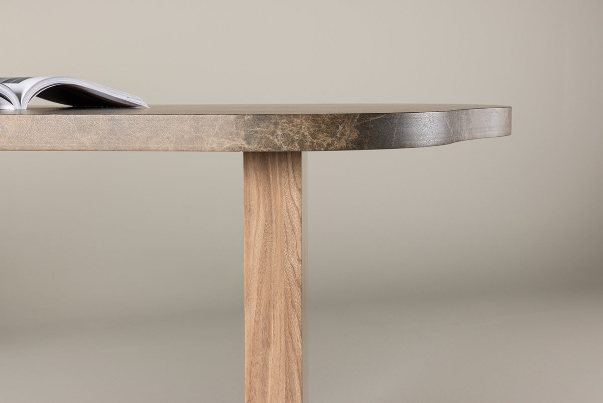 Eleonora Esstisch in Braun präsentiert im Onlineshop von KAQTU Design AG. Esstisch ist von Vind