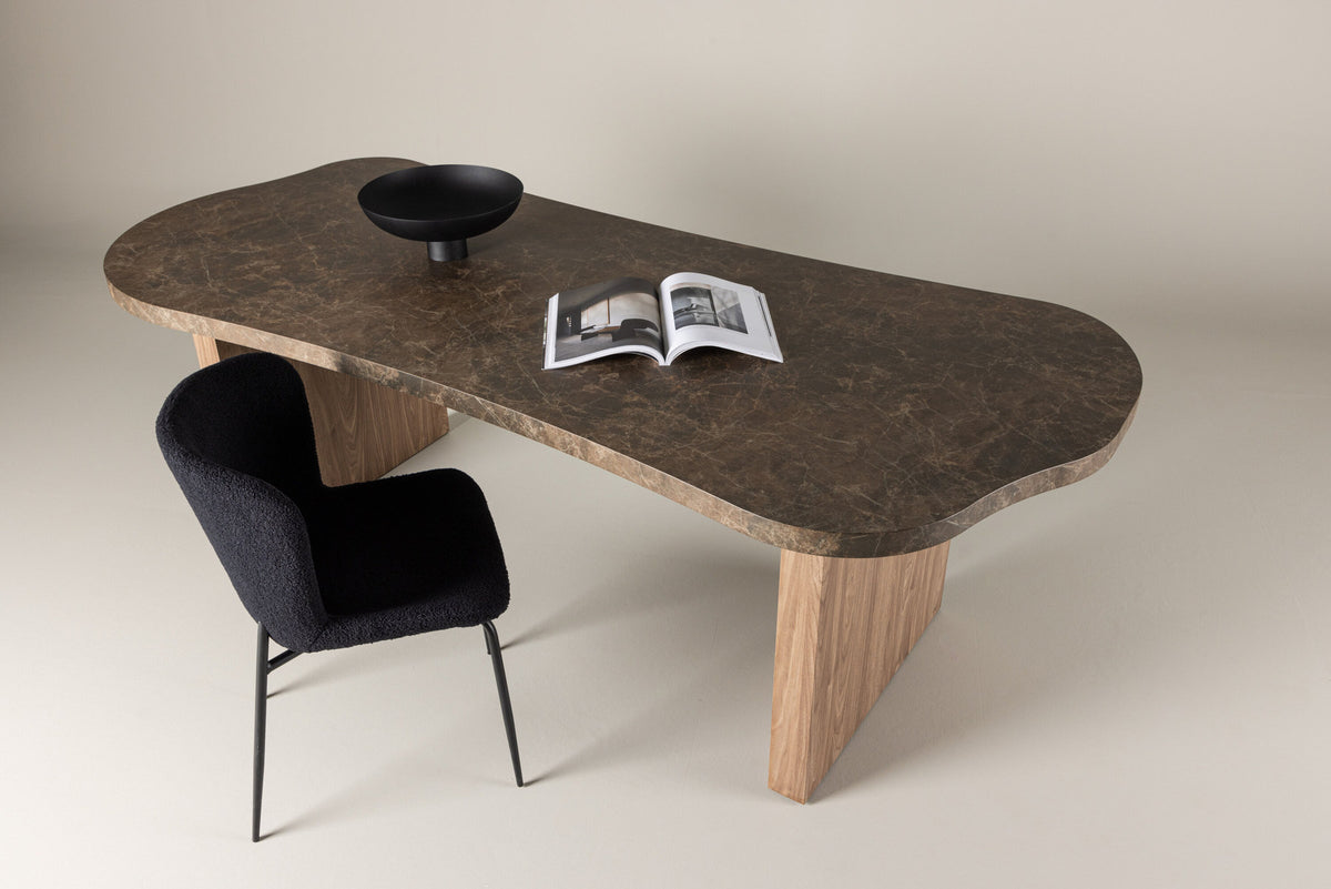 Eleonora Esstisch in Braun präsentiert im Onlineshop von KAQTU Design AG. Esstisch ist von Vind