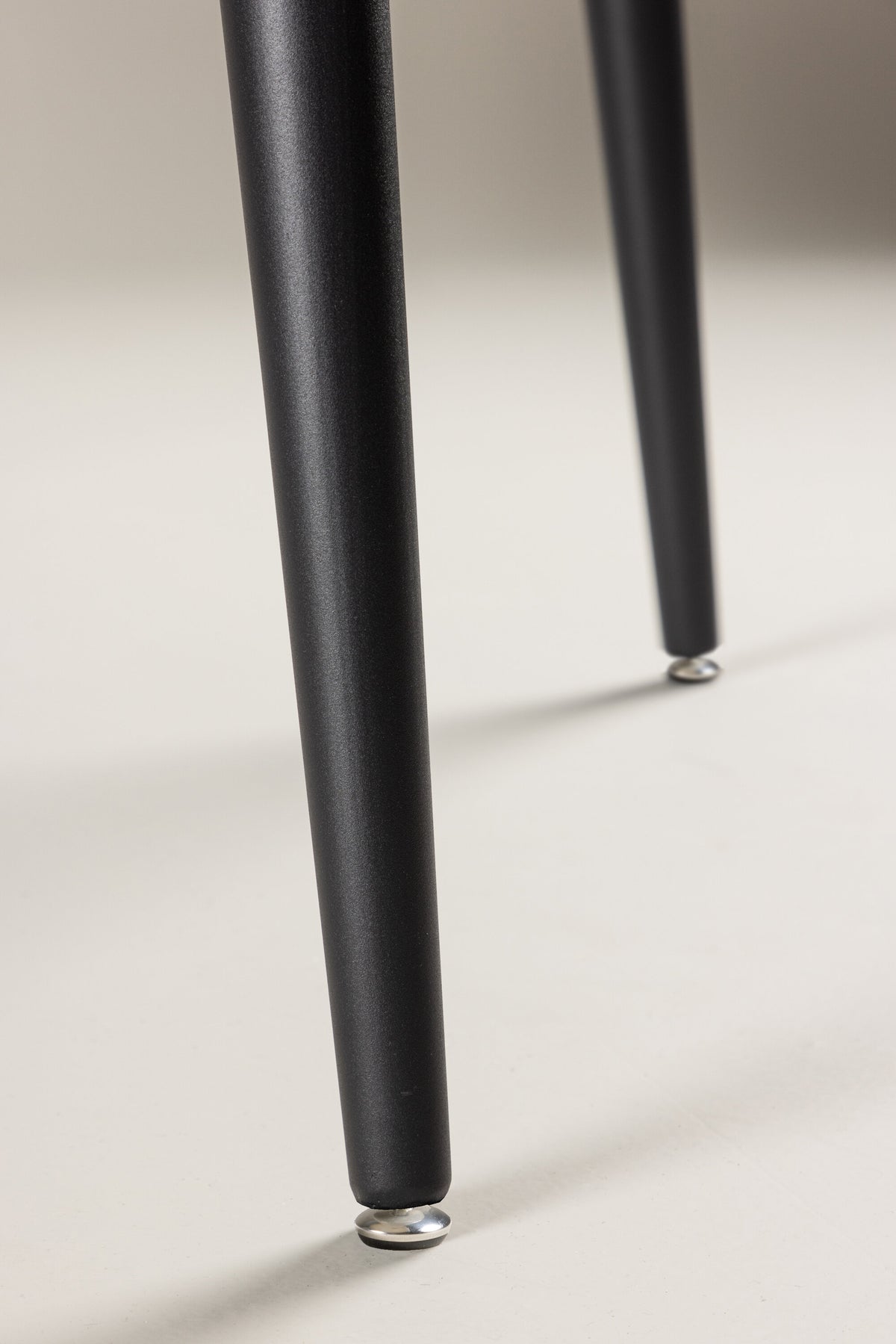 Ellis Esstisch in Schwarz präsentiert im Onlineshop von KAQTU Design AG. Esstisch ist von Venture Home
