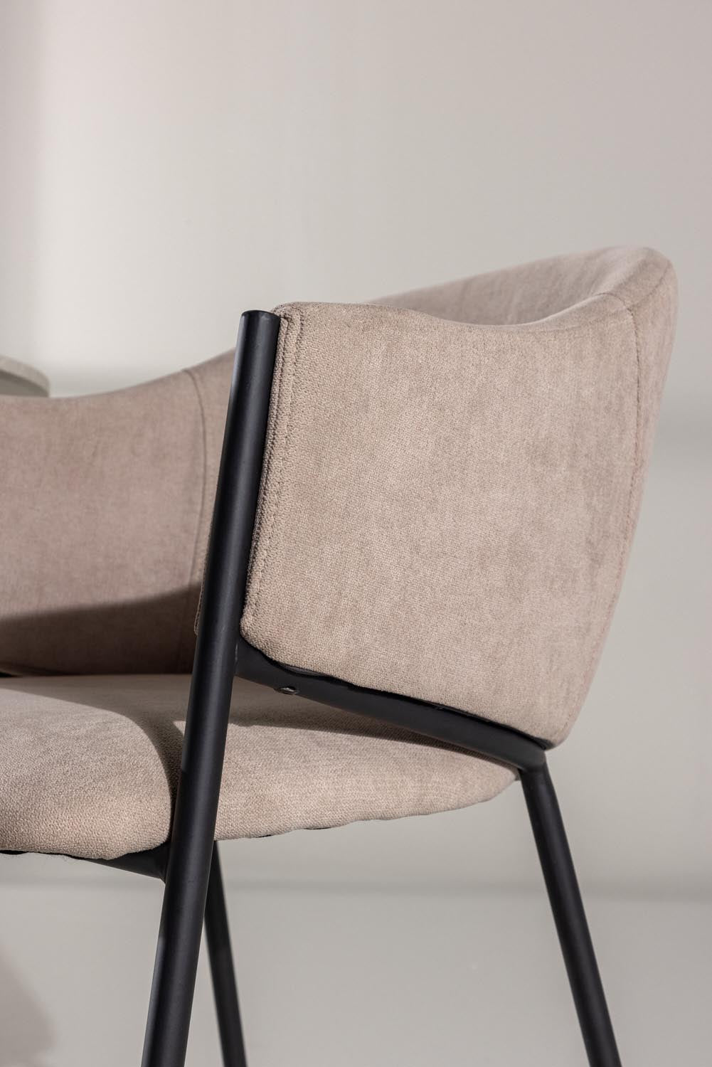 Evelina Esszimmerstuhl in Beige präsentiert im Onlineshop von KAQTU Design AG. Stuhl mit Armlehne ist von Venture Home