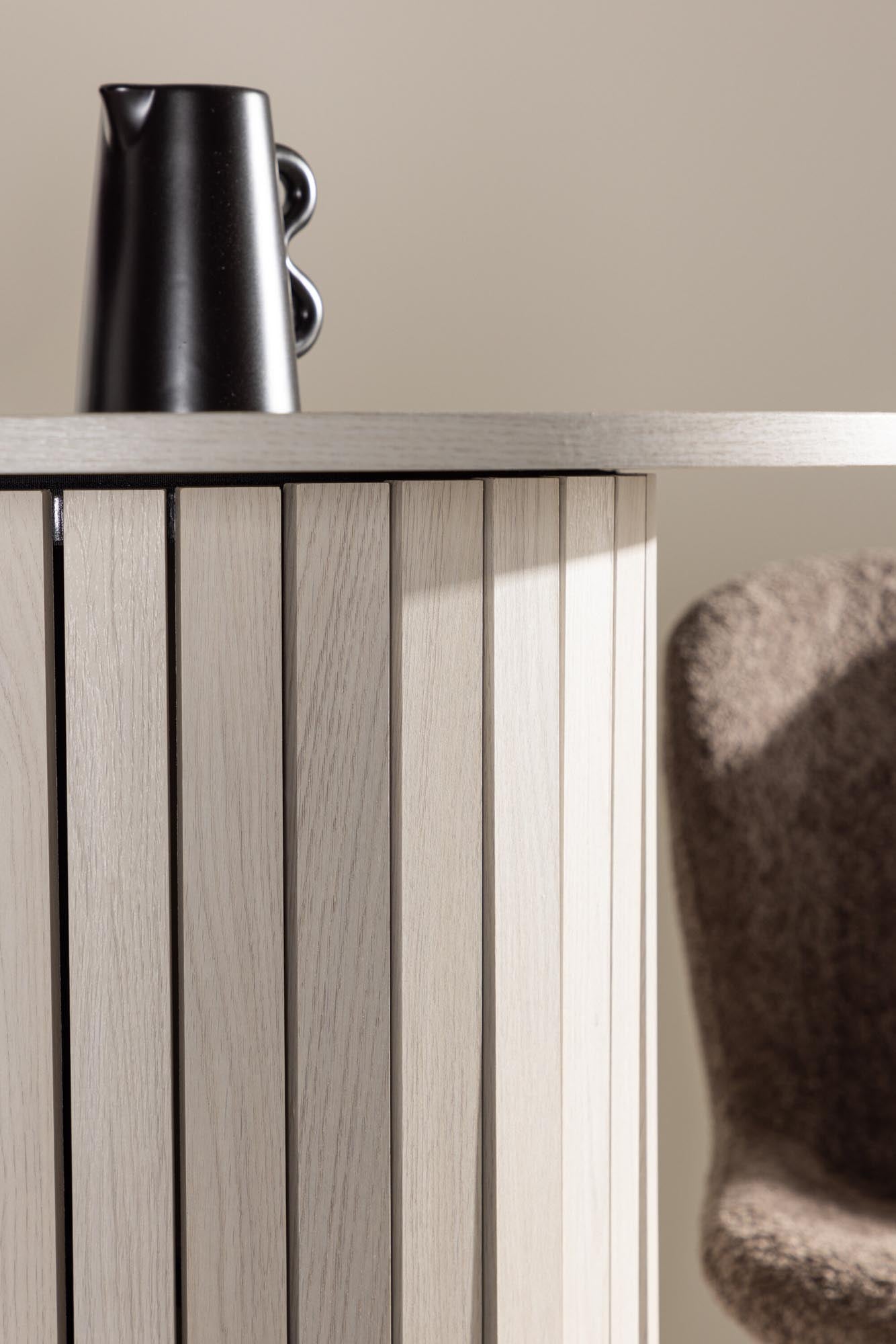 Moderner Härön Bartisch von Venture Home: Kompakte Eleganz mit schwarzer MDF-Tischplatte und Stahlgestell, perfekt für stilvolle Akzente in jedem Raum.