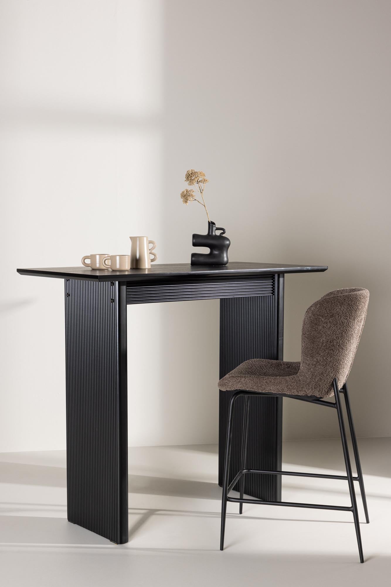 Vail Bartisch von Venture Home: Stilvoller Hochtisch in elegantem Schwarz, ideal für kleine Räume. Robuste MDF-Oberfläche für Langlebigkeit.