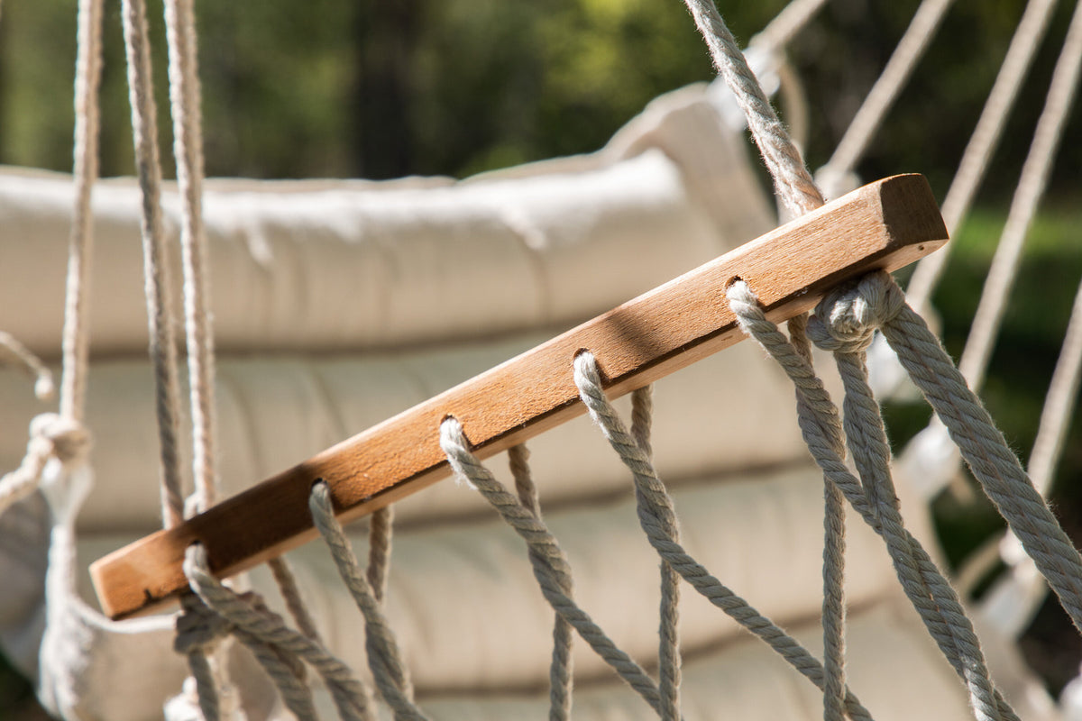 Tapaz Hollywoodschaukel in Weiss präsentiert im Onlineshop von KAQTU Design AG. Schaukel Outdoor ist von Venture Home