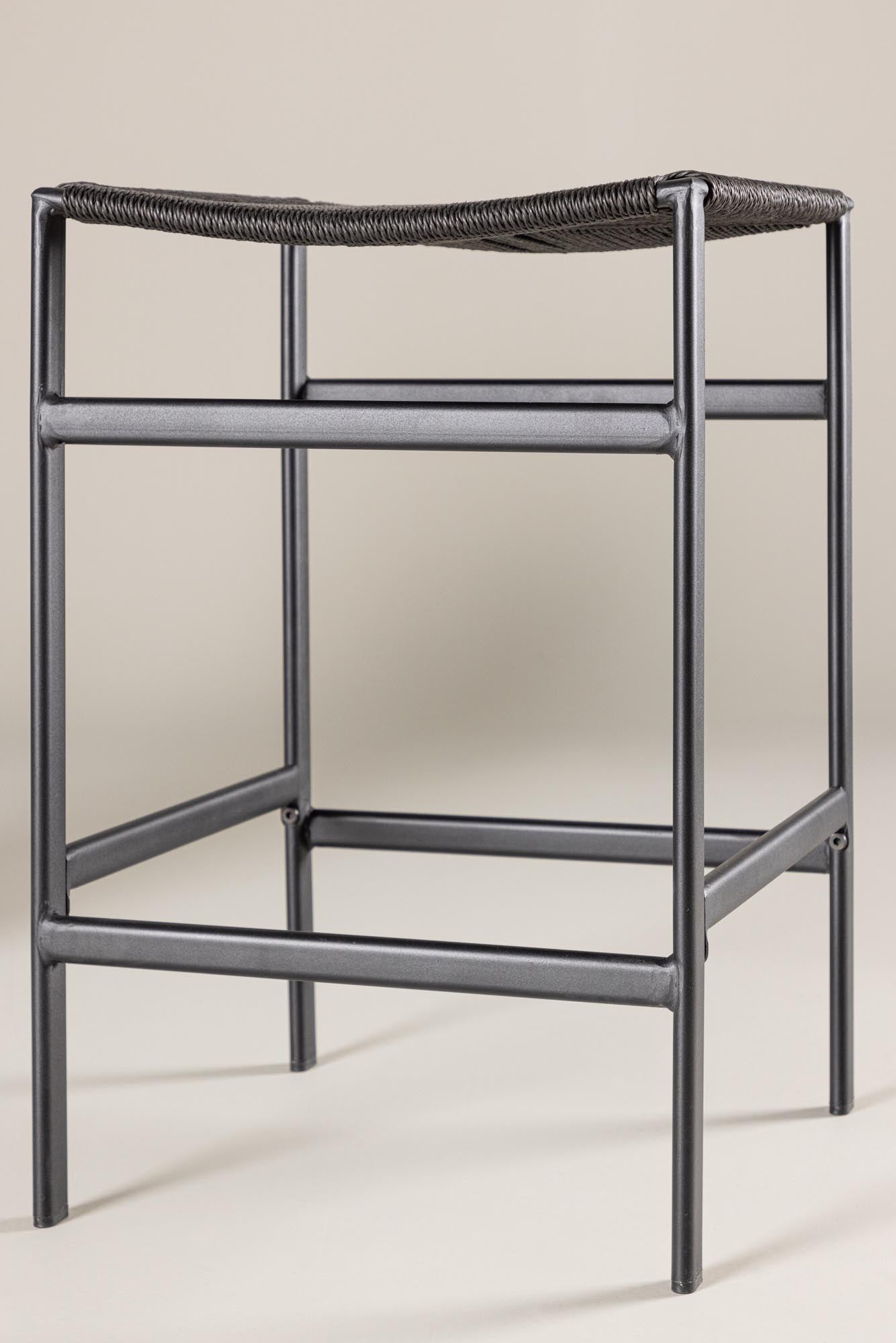 Erleben Sie den Polly Barstuhl von Venture Home – ein elegantes Möbelstück mit stabilen Stahlbeinen und atmungsaktivem Seilsitz für höchsten Komfort.