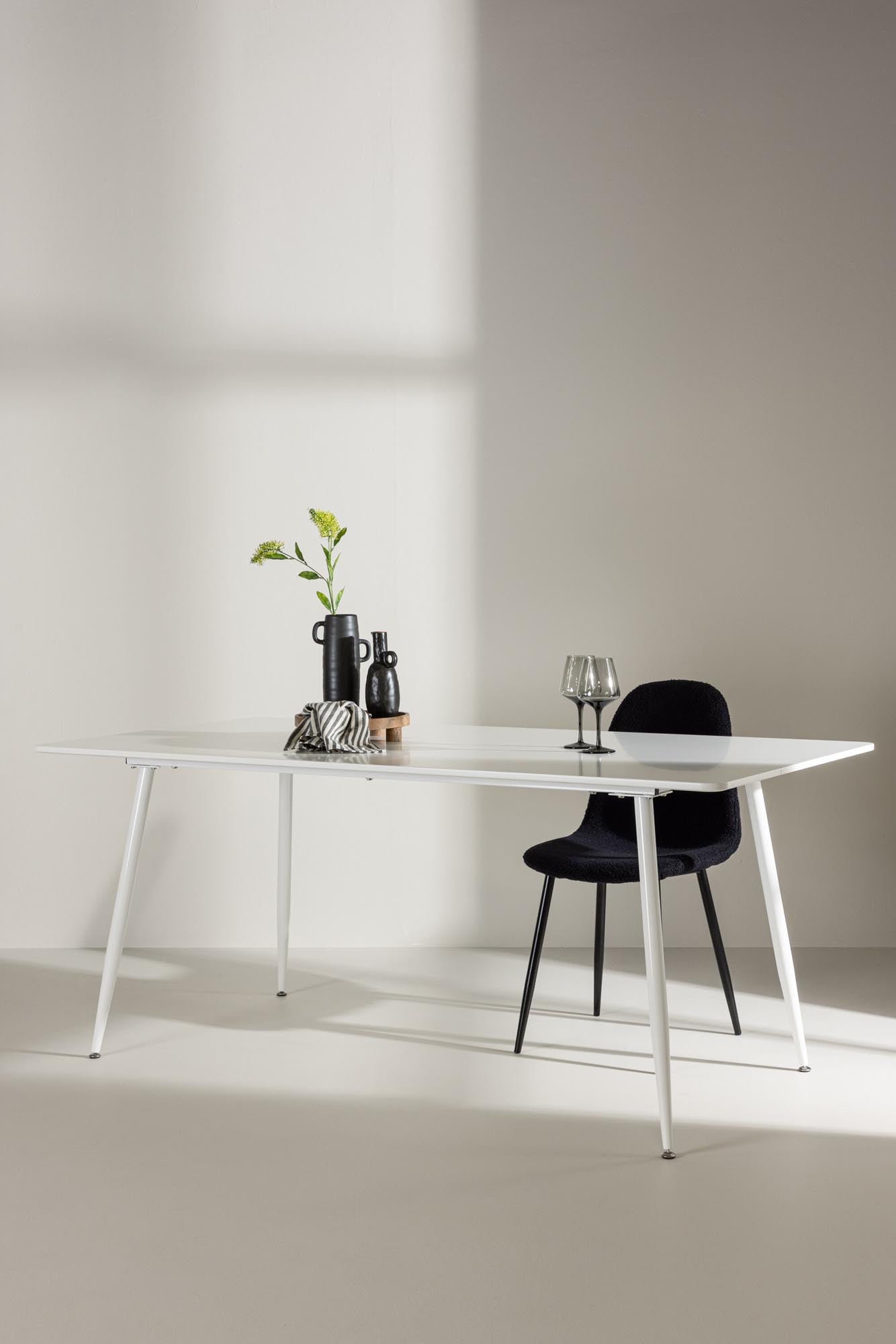 Eleganter Silar Esstisch von Venture Home in stilvollem Weiss.