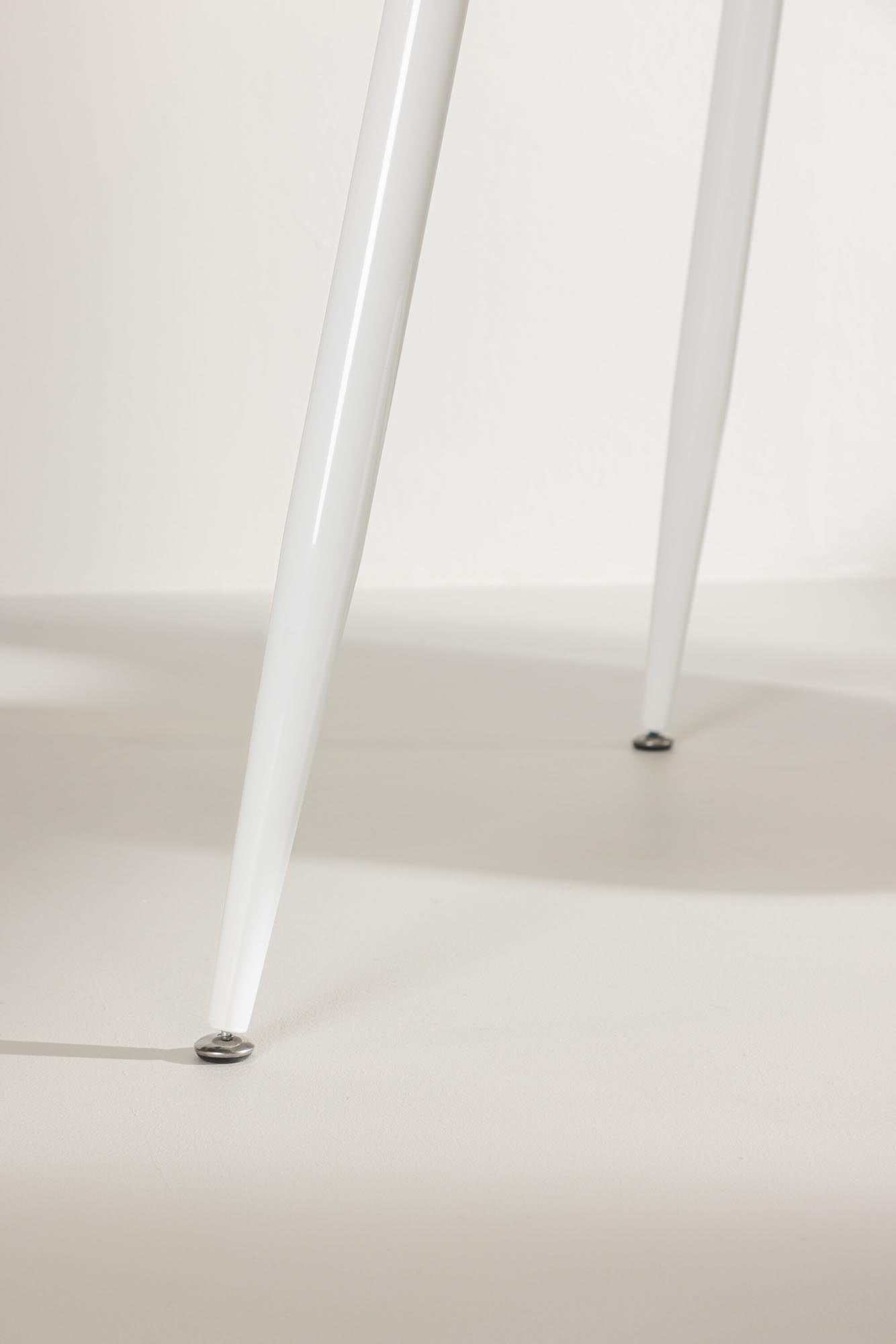 Moderner Silar Esstisch von Venture Home in zeitlosem Weiss.