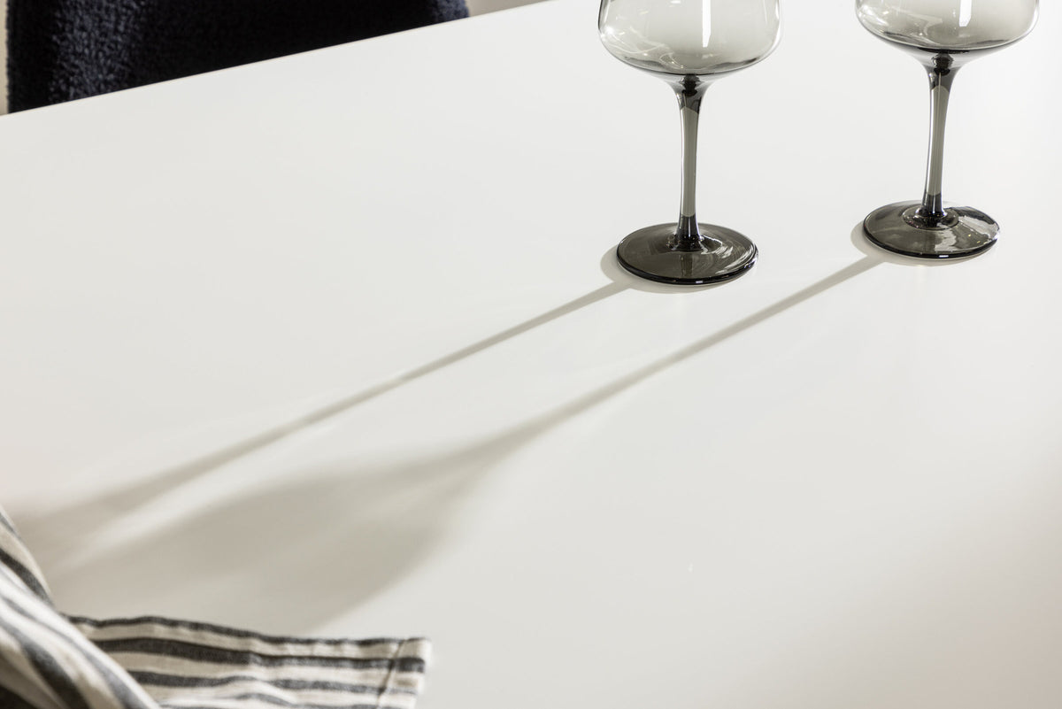 Silar Esstisch in Weiss präsentiert im Onlineshop von KAQTU Design AG. Esstisch ist von Venture Home