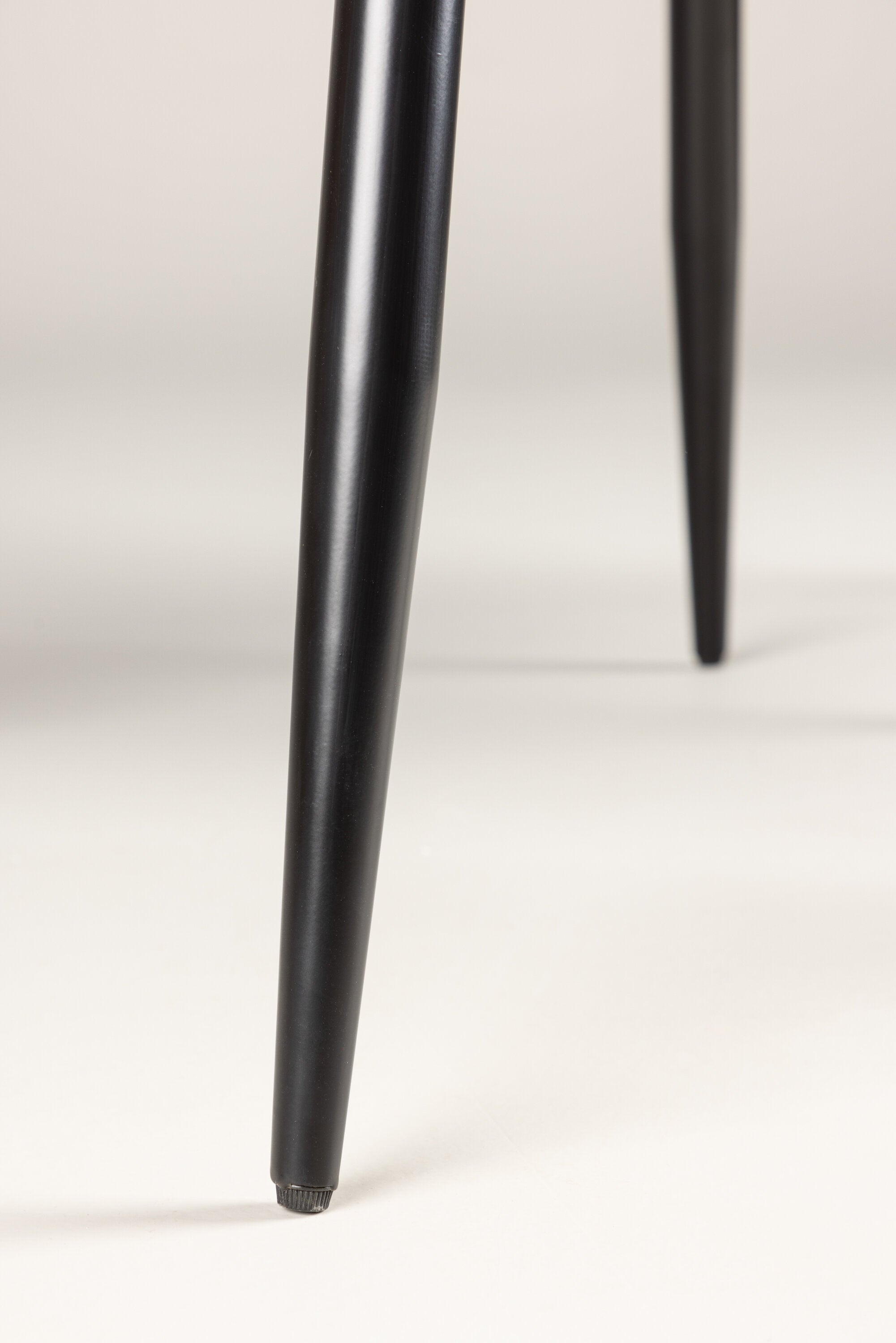 Polar Esstisch in Schwarz präsentiert im Onlineshop von KAQTU Design AG. Esstisch ist von Venture Home
