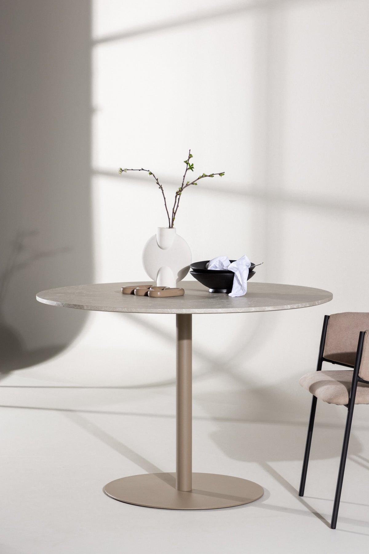 Lycke Esstisch in Beige präsentiert im Onlineshop von KAQTU Design AG. Esstisch ist von Venture Home