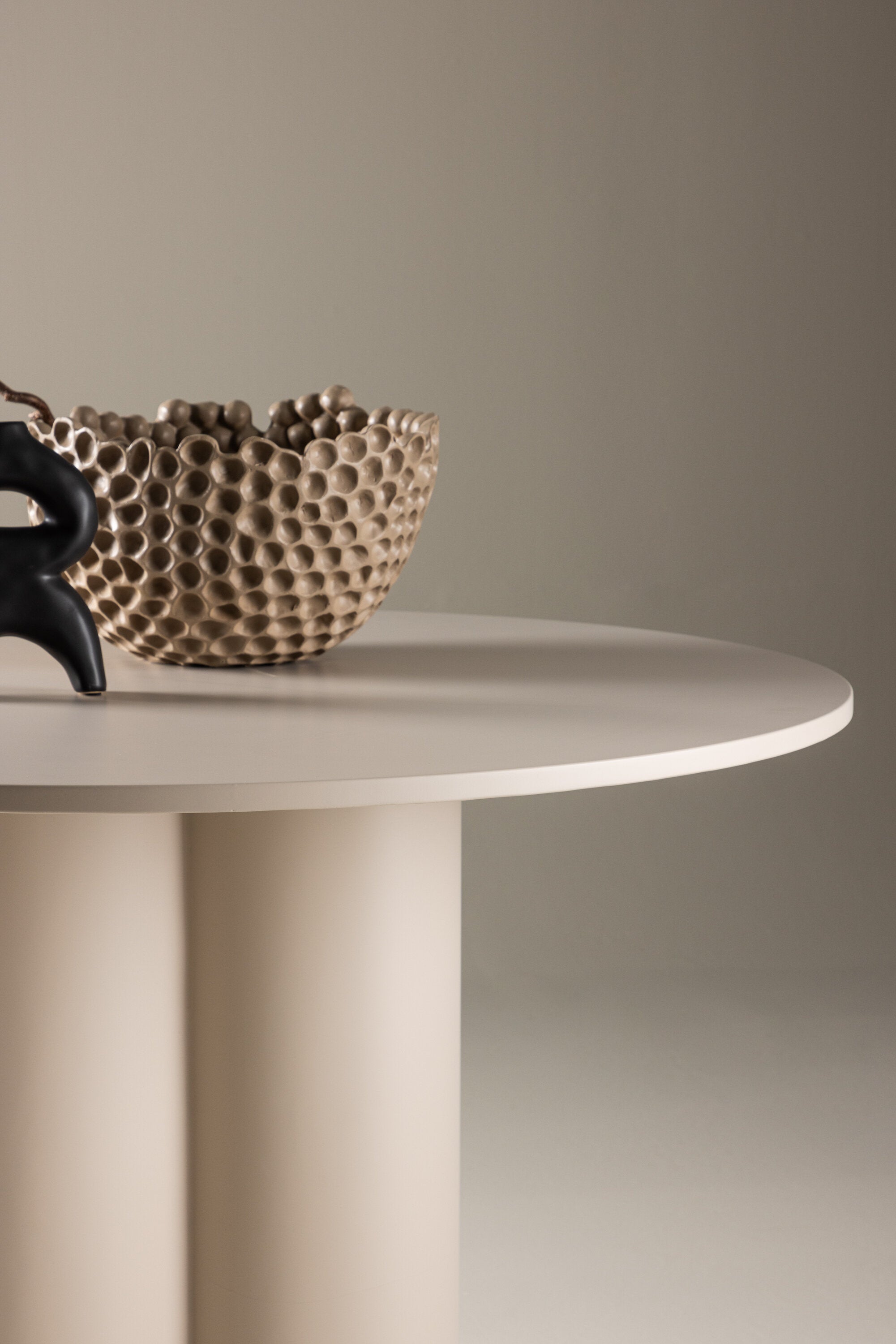 Olivia Esstisch in Beige präsentiert im Onlineshop von KAQTU Design AG. Esstisch ist von Venture Home