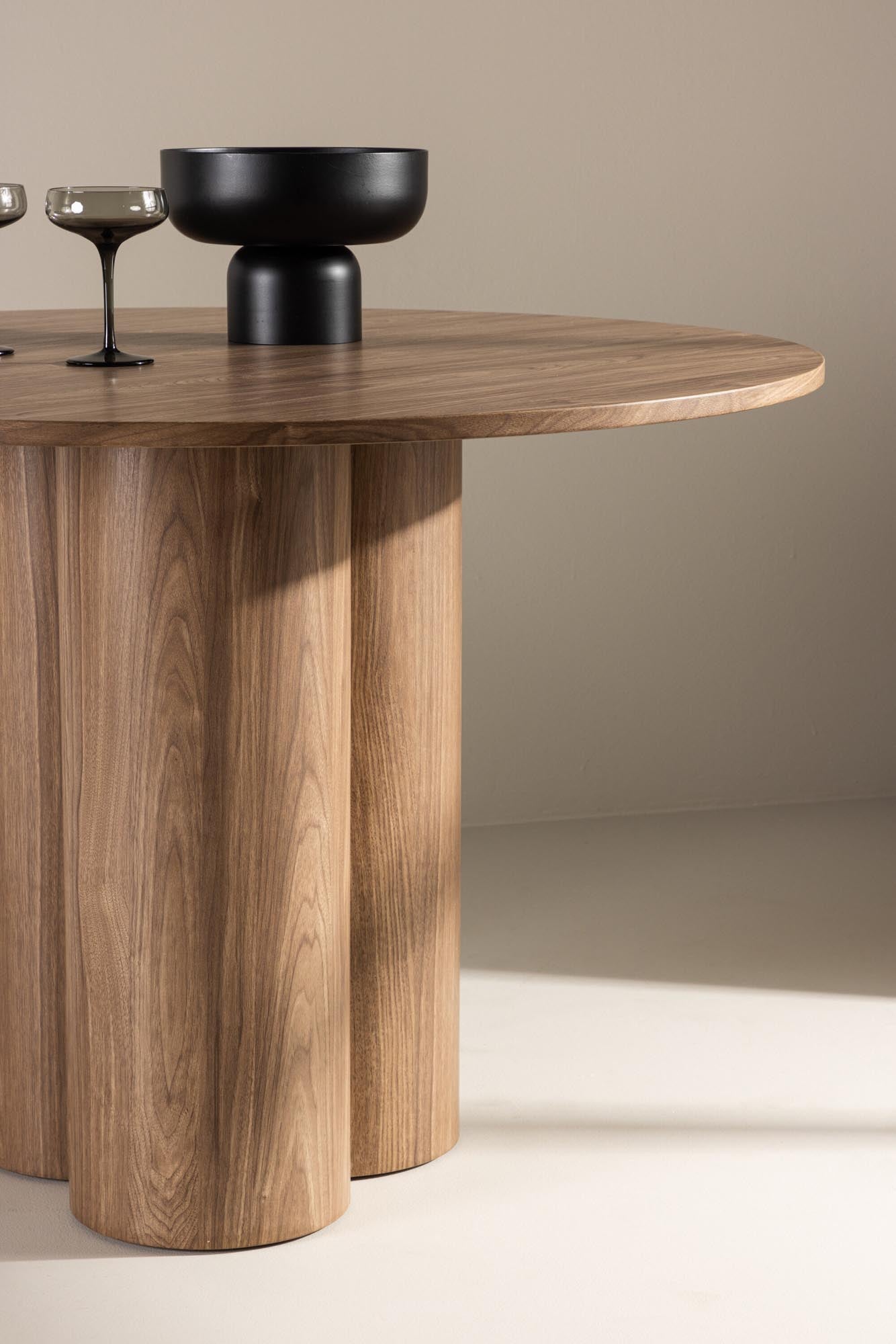 Der Olivia Esstisch von Venture Home kombiniert modernes Design mit Qualität, perfekt für elegante und zeitgemässe Esszimmer.