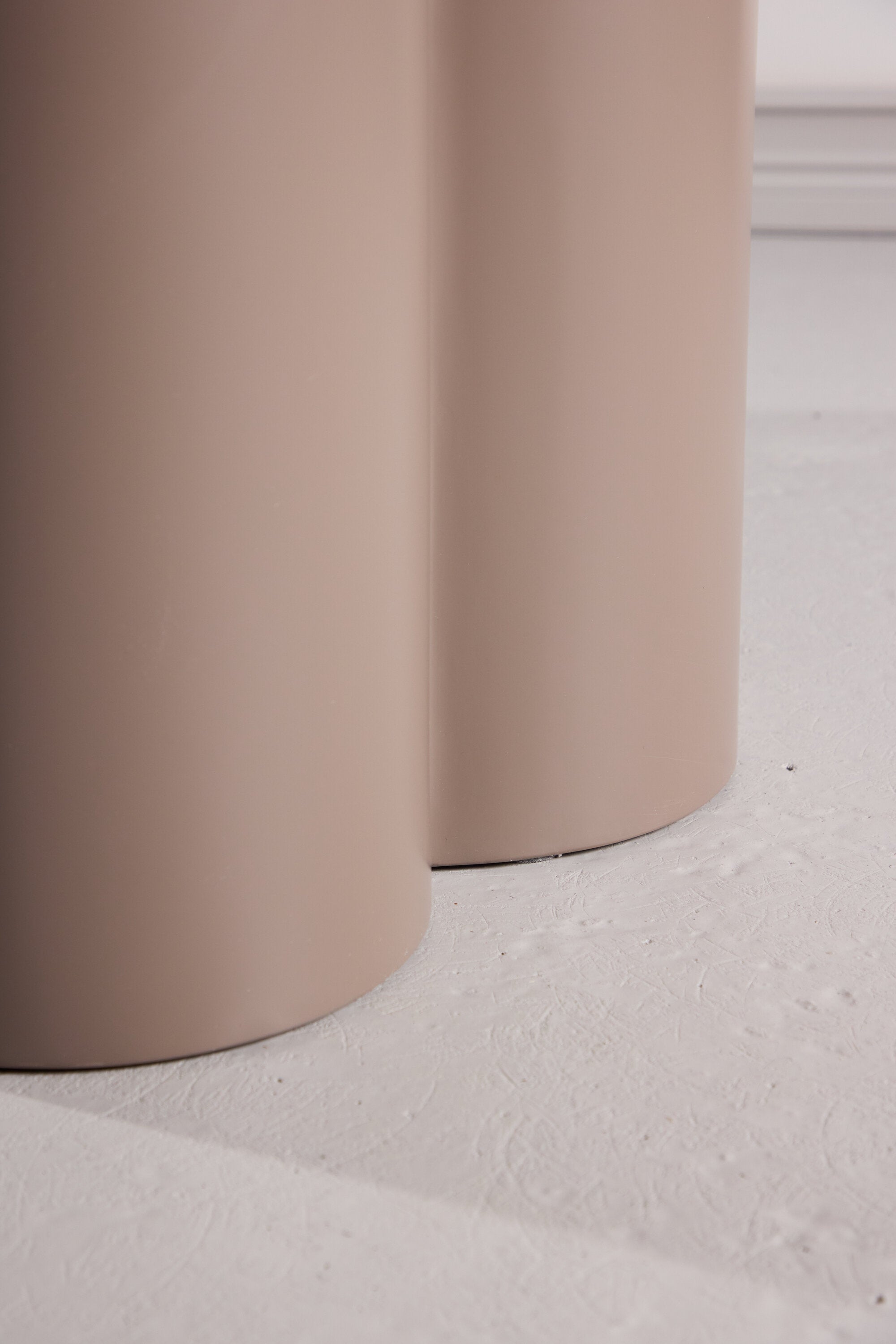 Olivia Rundes Esstisch in Dunkelbraun präsentiert im Onlineshop von KAQTU Design AG. Gartentisch ist von Venture Home