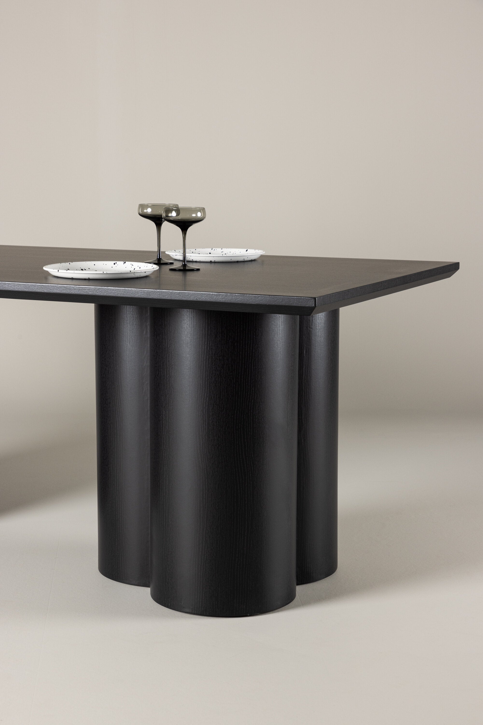Olivia Esstisch in Schwarz präsentiert im Onlineshop von KAQTU Design AG. Esstisch ist von Venture Home
