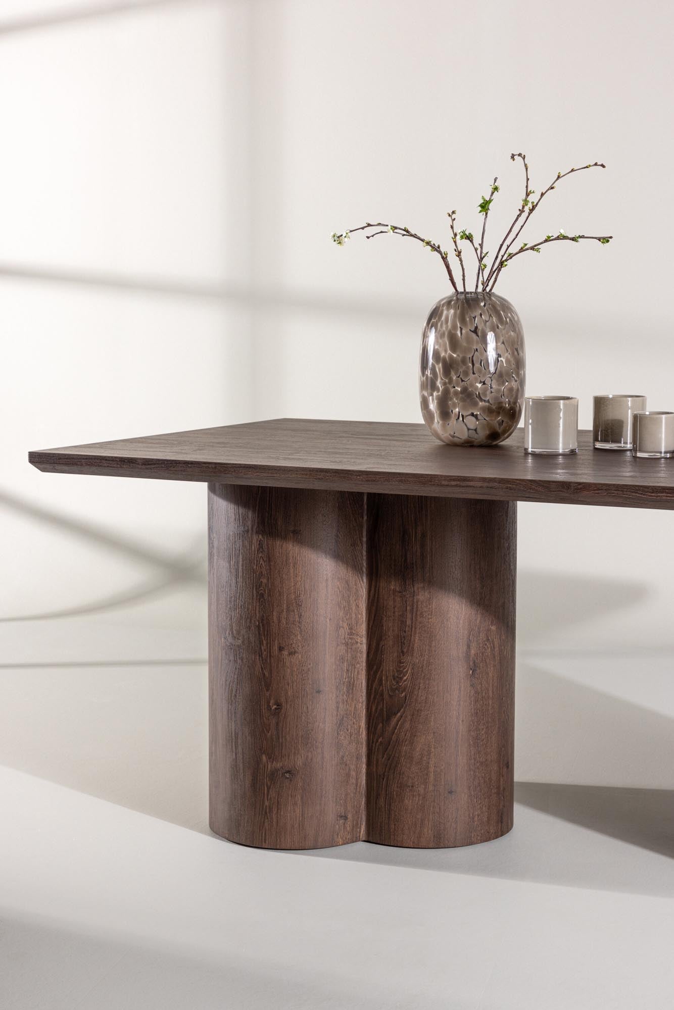 Der Olivia Esstisch von Venture Home kombiniert modernes Design mit Qualität, perfekt für elegante und zeitgemässe Esszimmer.