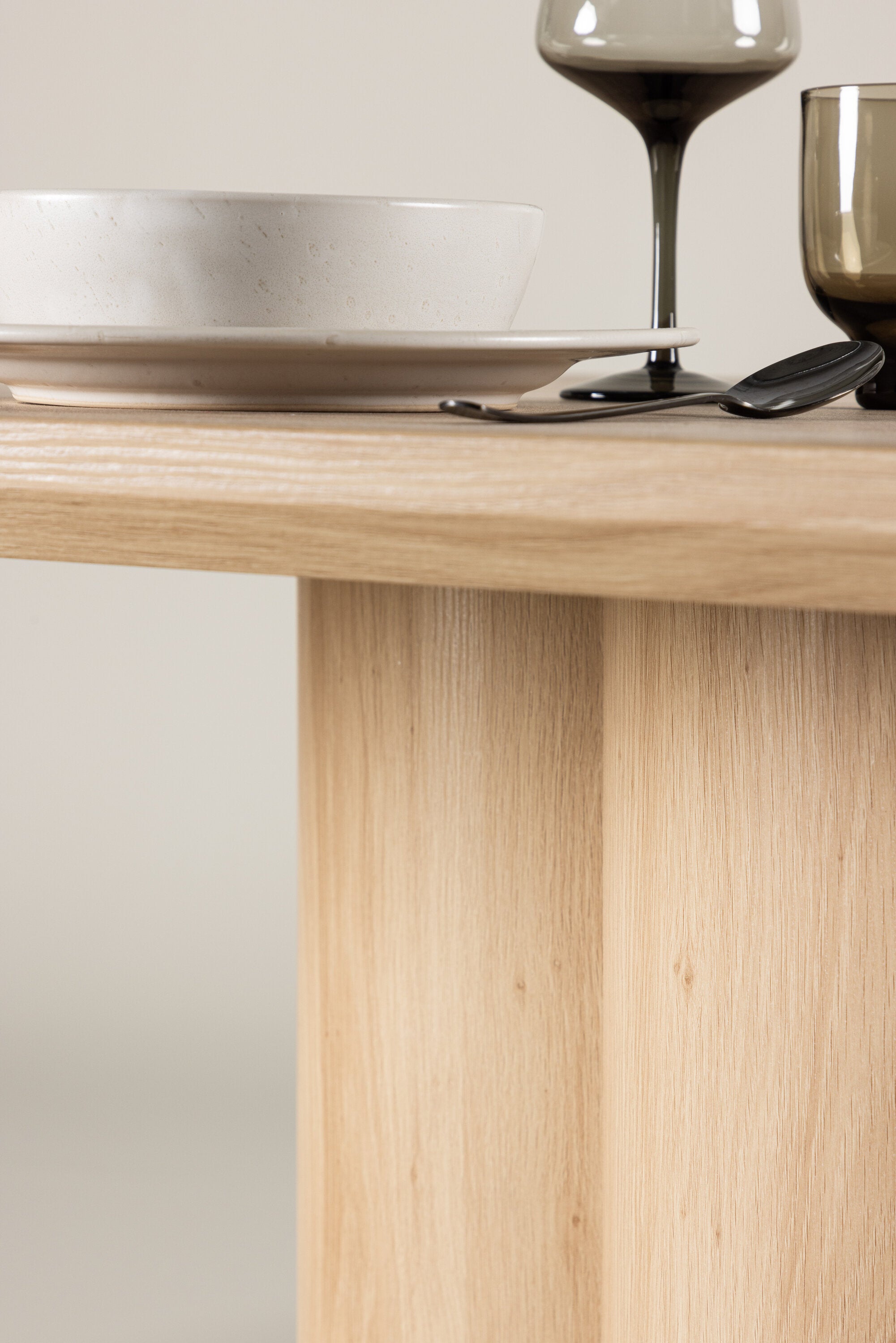 Olivia Esstisch in Tünchen präsentiert im Onlineshop von KAQTU Design AG. Esstisch ist von Venture Home