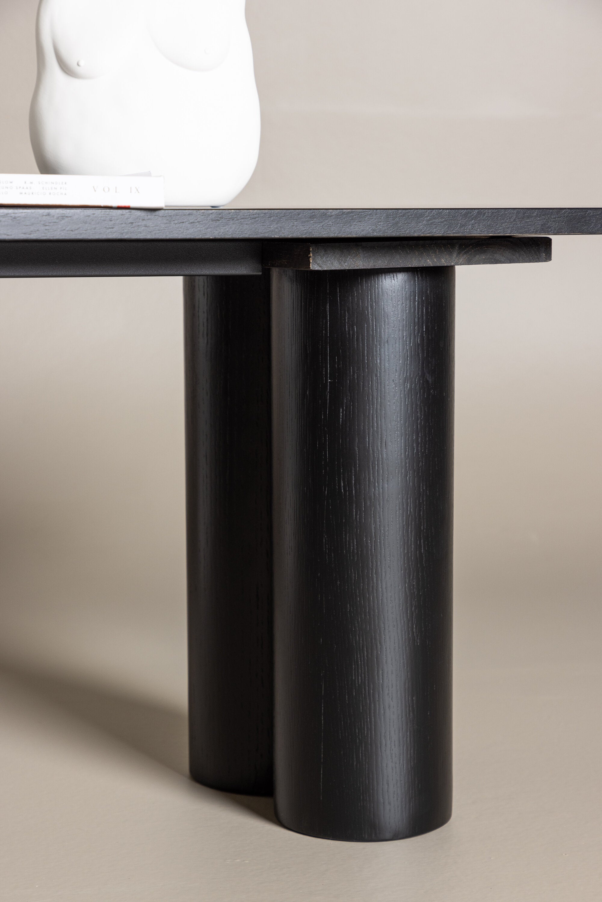 Olivia Bank in Schwarz präsentiert im Onlineshop von KAQTU Design AG. Sitzbank ist von Venture Home