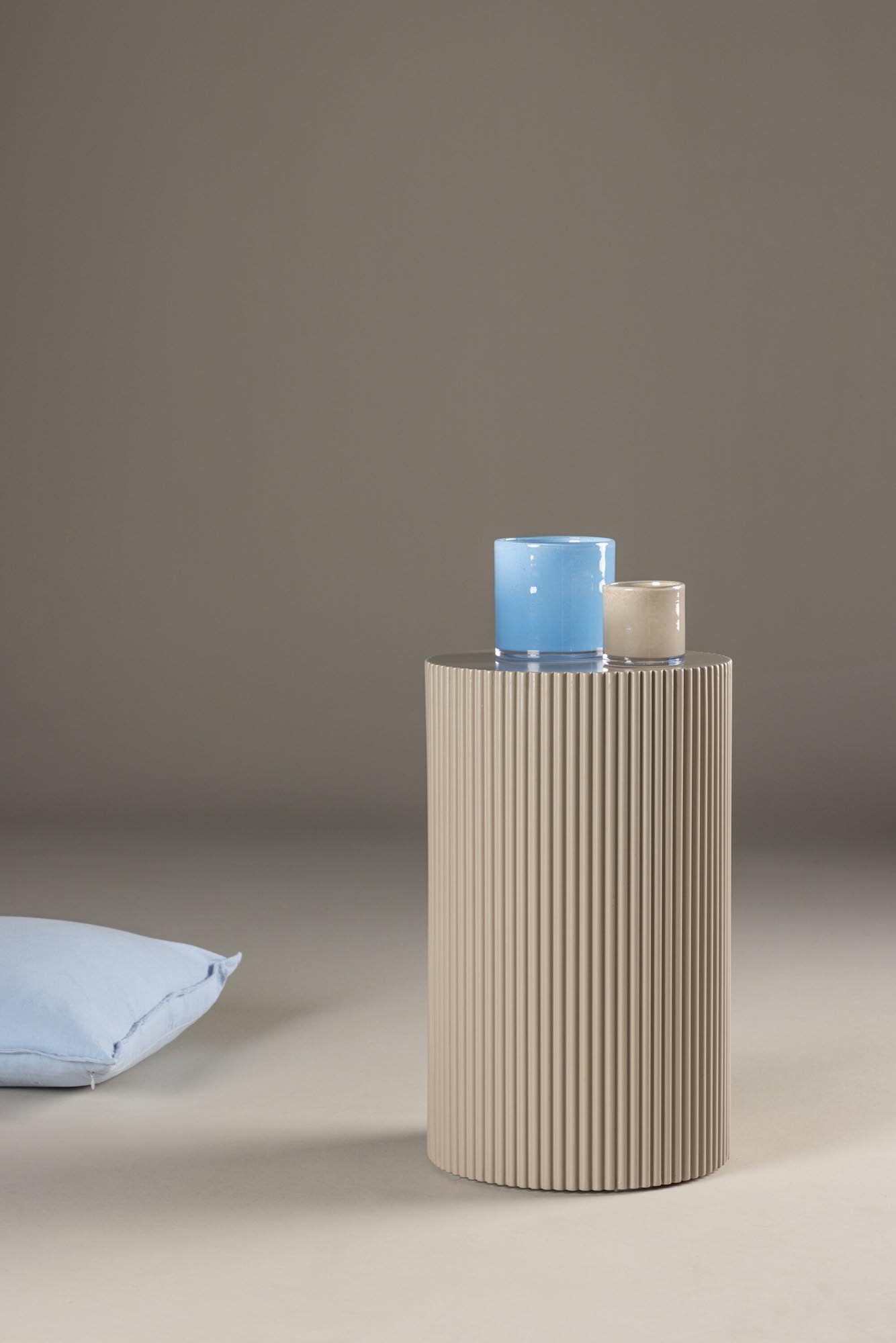 Moderner Lenox Beistelltisch von Venture Home, stilvolles Design, ideal für Wohnzimmer oder Schlafzimmer, kompakt und funktional.