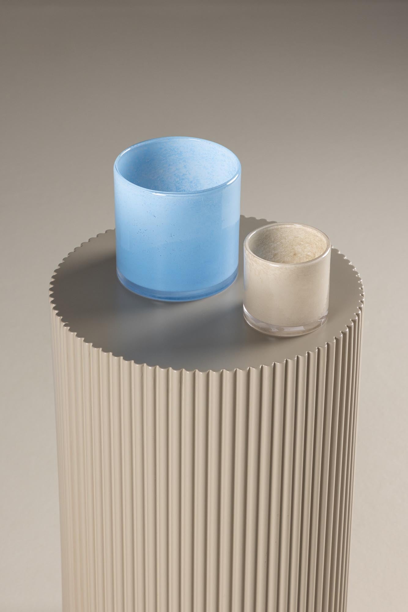 Eleganter Lenox Beistelltisch von Venture Home in frischem Gelb, ideal für jeden Raum. Einzigartige geriffelte Oberfläche für visuelles Interesse.