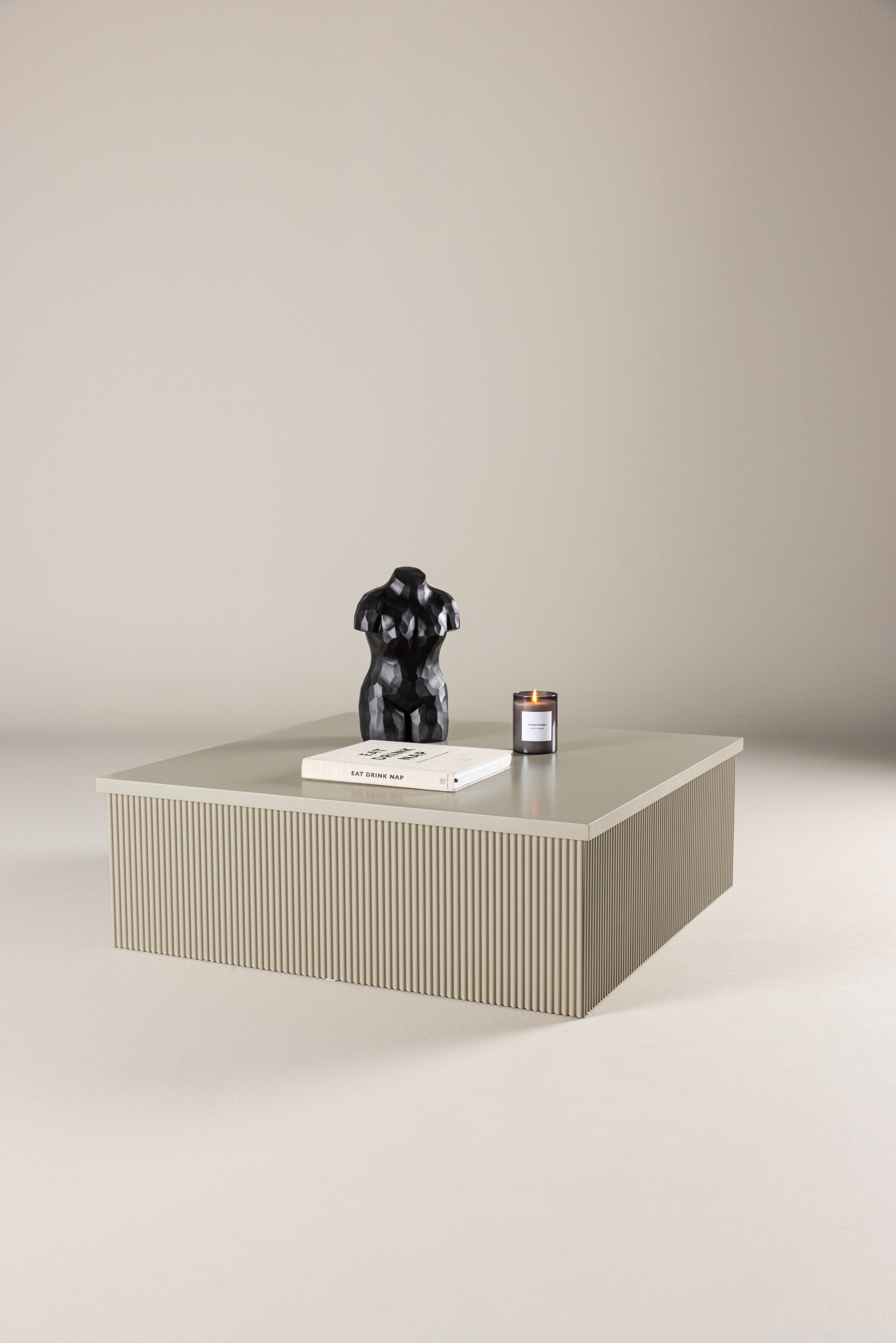 Der Lenox Sofatisch von Venture Home in Beige vereint modernes Design mit erdiger Eleganz. Ideal für stilvolle Wohnzimmer und gemütliche Momente.