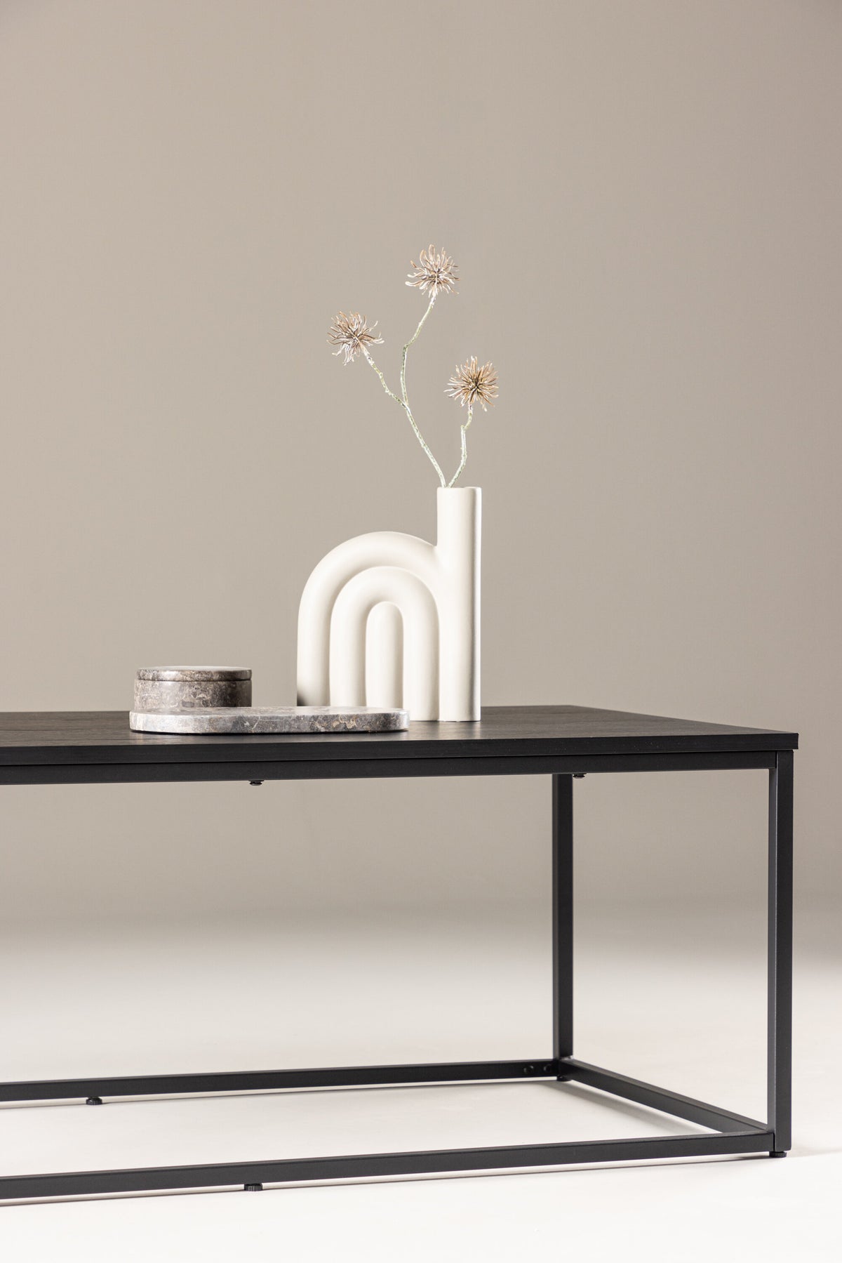 Mallan Sofatisch in Schwarz präsentiert im Onlineshop von KAQTU Design AG. Beistelltisch ist von Venture Home