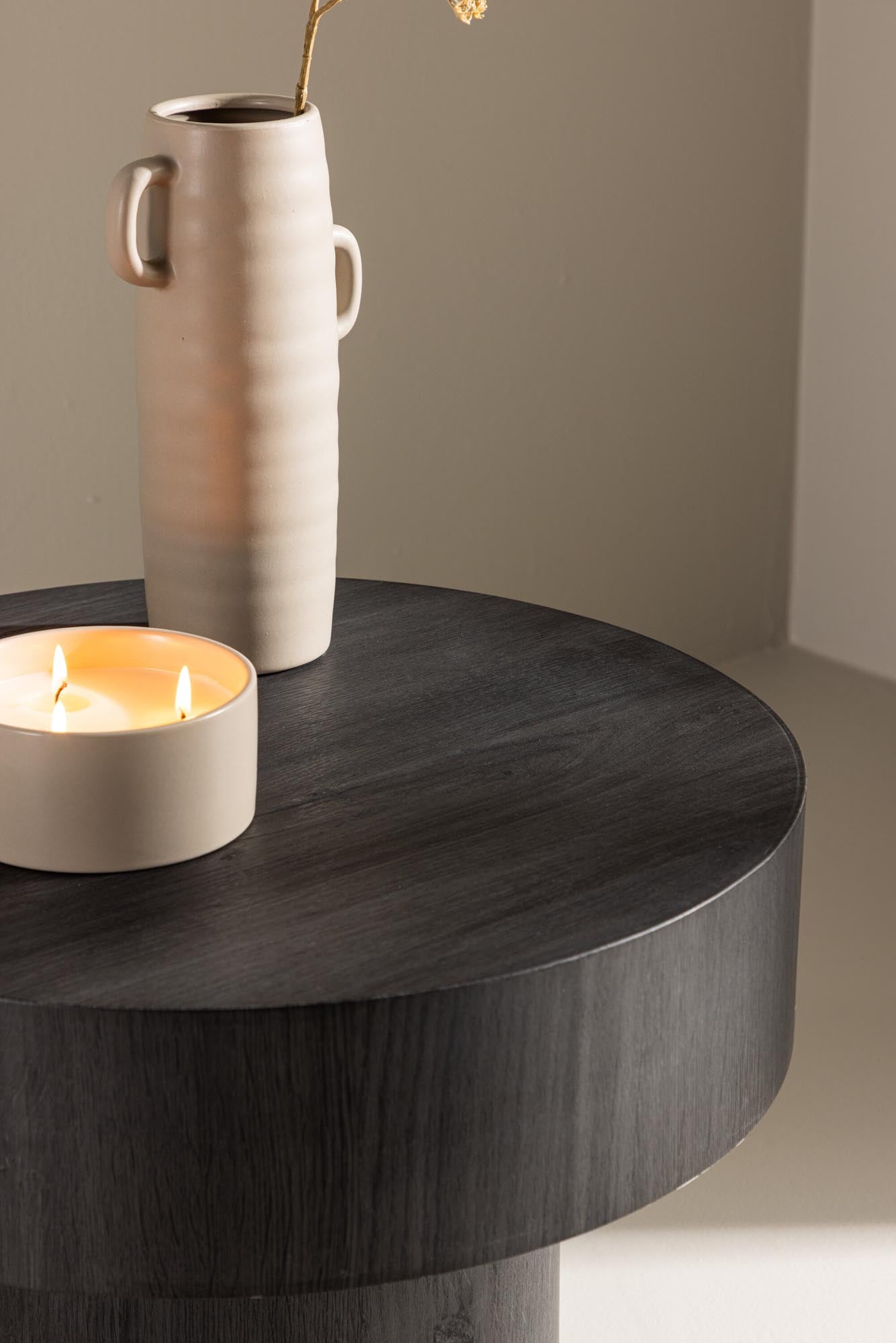 Entdecken Sie den Malung Beistelltisch von Vind – ein elegantes Möbelstück aus robustem MDF, ideal für jeden Wohnstil und vielseitig einsetzbar.