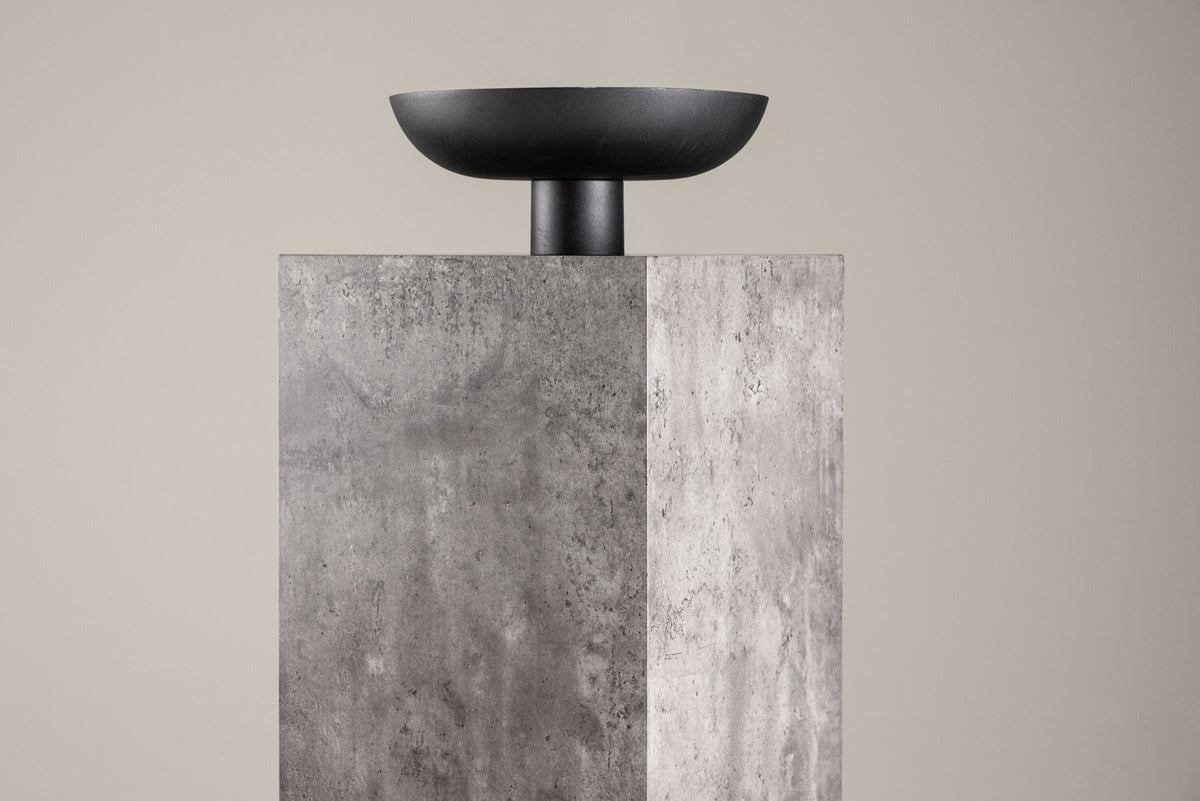 Ramsvik Sockel in Grau präsentiert im Onlineshop von KAQTU Design AG. Beistelltisch ist von Vind
