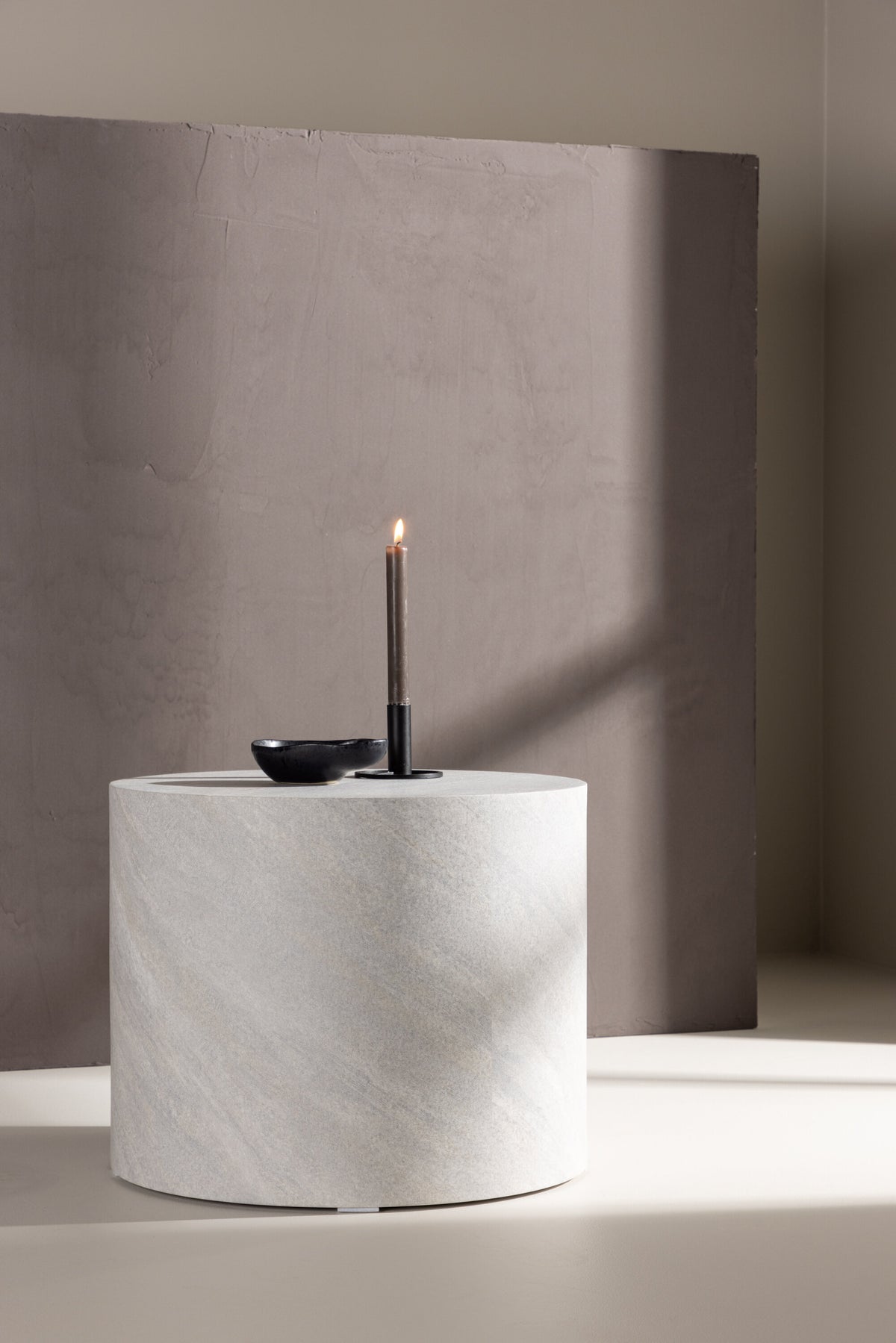 York Sofatisch in Grau präsentiert im Onlineshop von KAQTU Design AG. Beistelltisch ist von Venture Home