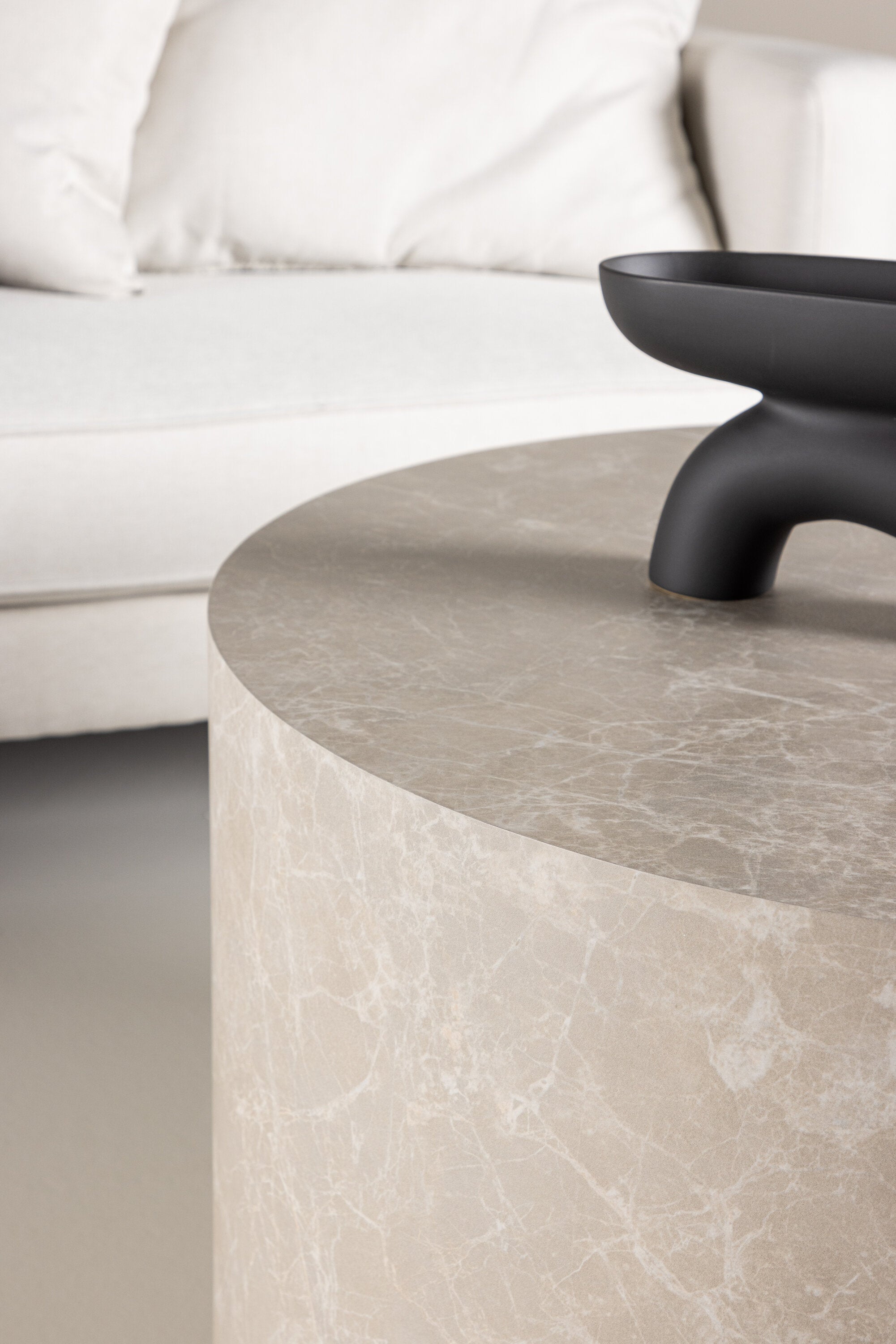 York Sofatisch in Beige präsentiert im Onlineshop von KAQTU Design AG. Beistelltisch ist von Venture Home