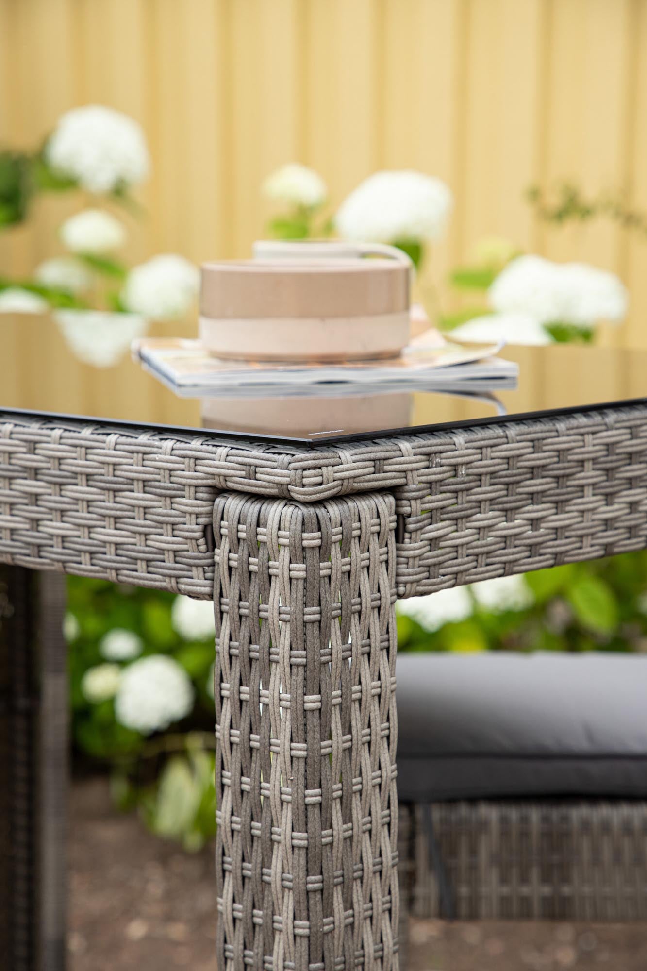 Stylischer Alo Bartisch von Venture Home: Ideal für gesellige Abende im Freien und elegante Terrassengestaltung.