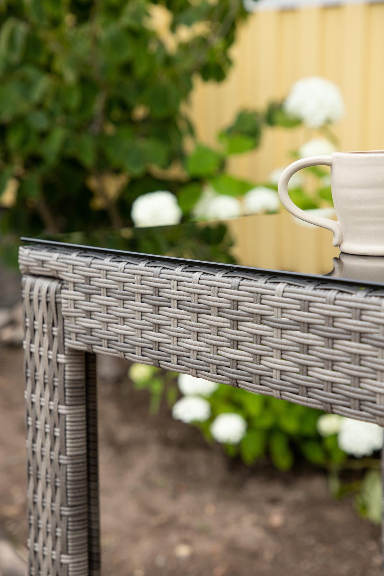 Alo Bartisch Outdoor: Modernes Design für Ihren Garten von Venture Home.