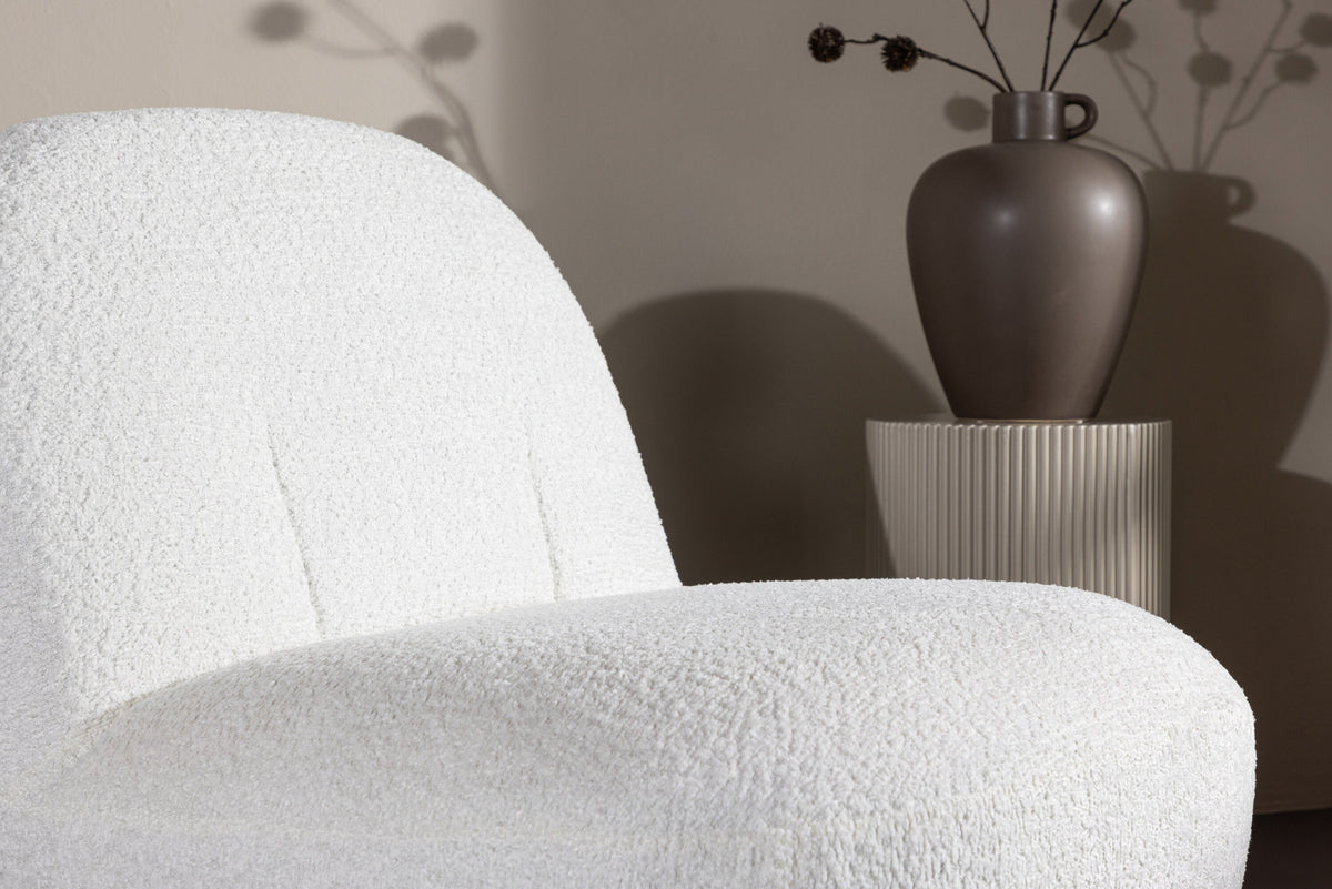 Mahla Loungestuhl in Weiss präsentiert im Onlineshop von KAQTU Design AG. Sessel ist von Venture Home