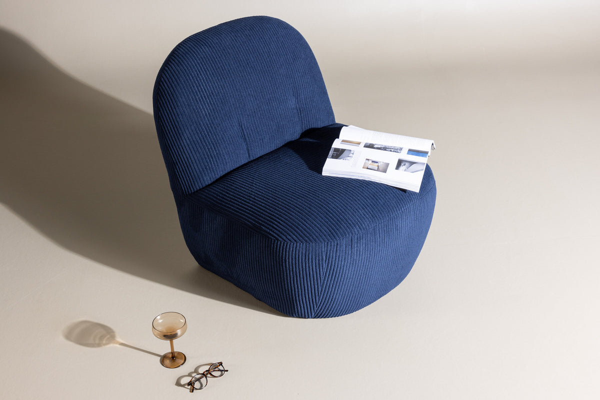 Mahla Loungestuhl in Navy präsentiert im Onlineshop von KAQTU Design AG. Sessel ist von Venture Home