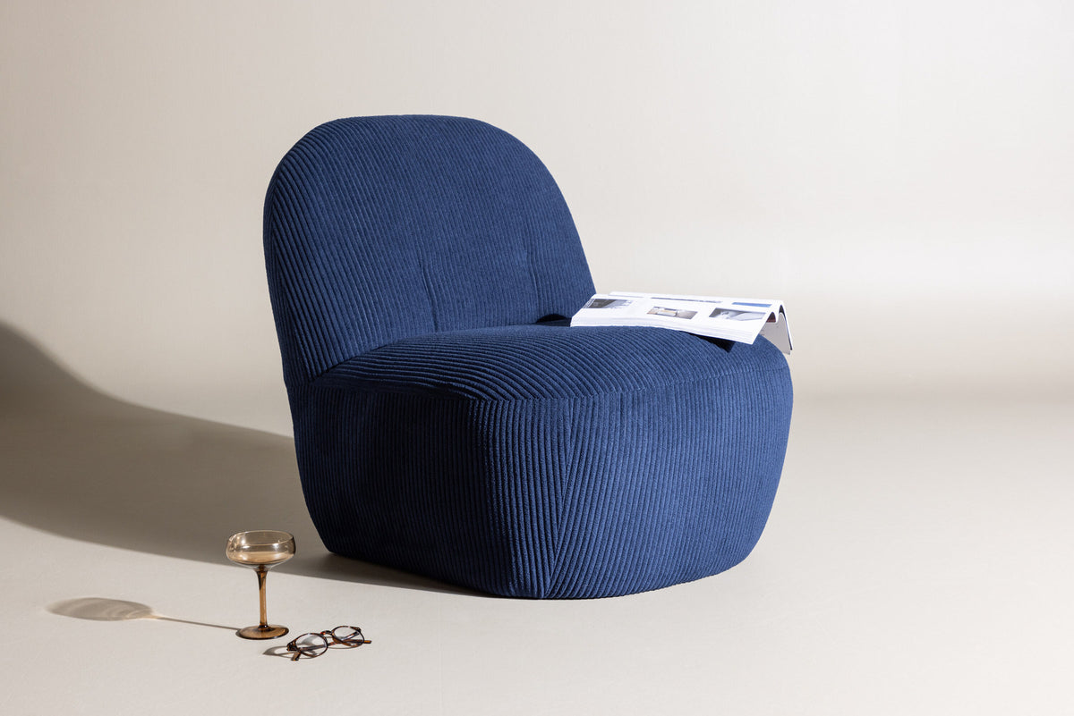 Mahla Loungestuhl in Navy präsentiert im Onlineshop von KAQTU Design AG. Sessel ist von Venture Home