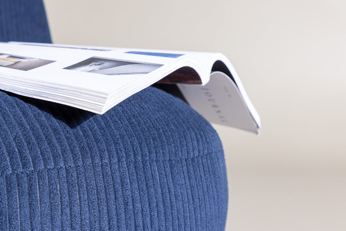 Mahla Loungestuhl in Navy präsentiert im Onlineshop von KAQTU Design AG. Sessel ist von Venture Home