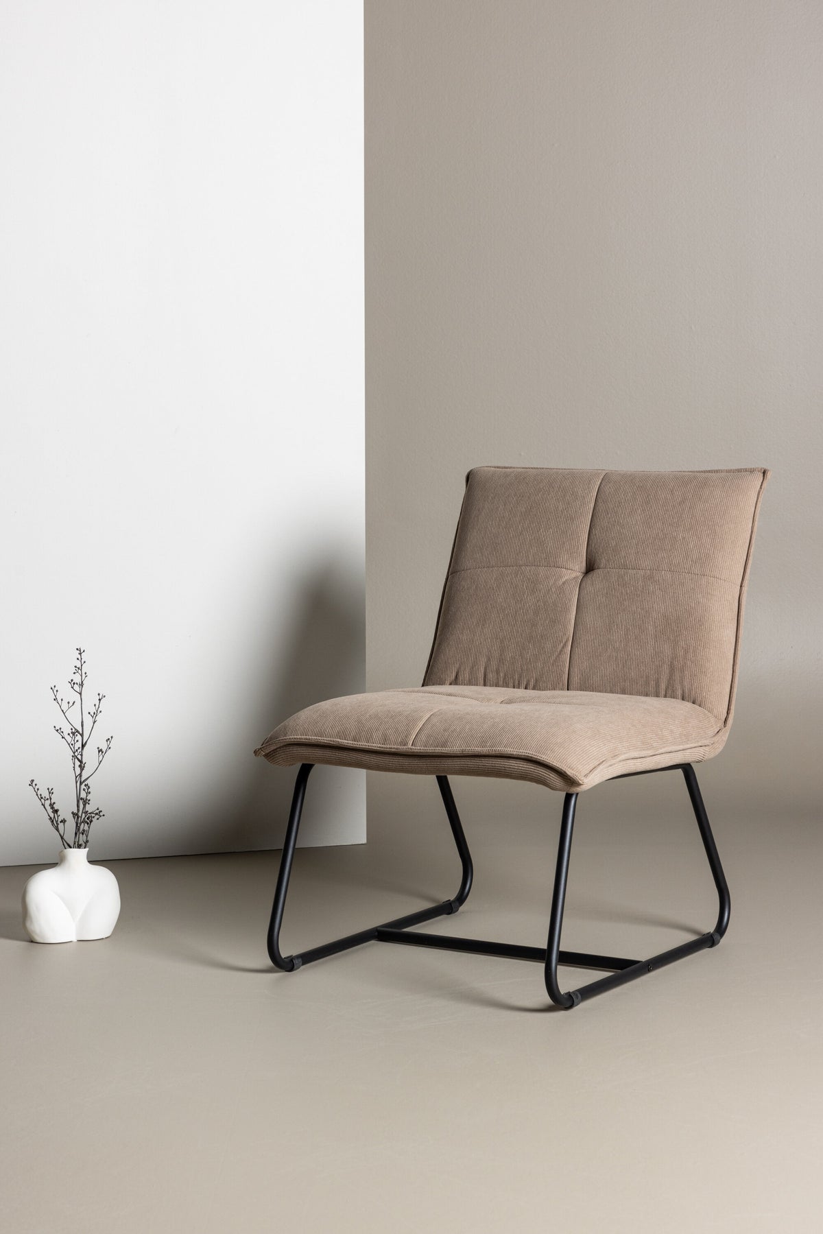 Madison Loungestuhl in Braun präsentiert im Onlineshop von KAQTU Design AG. Sessel ist von Venture Home