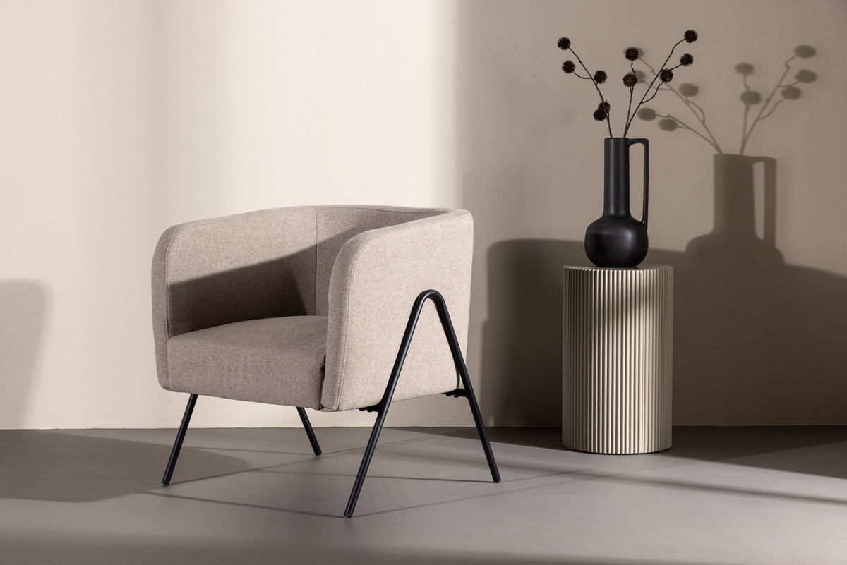 Rika Sessel in Beige präsentiert im Onlineshop von KAQTU Design AG. Sessel mit Armlehnen ist von Venture Home