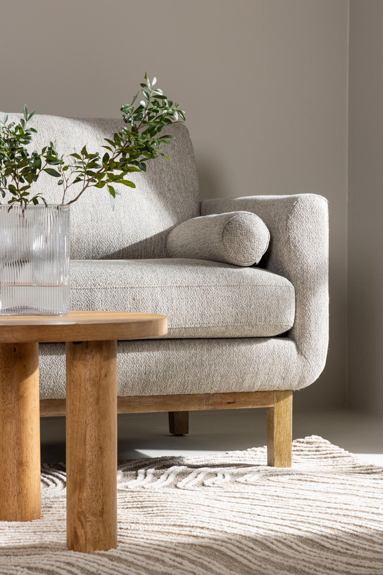 Komfortables Olympos Sofa für drei von Venture Home in modernem Design.