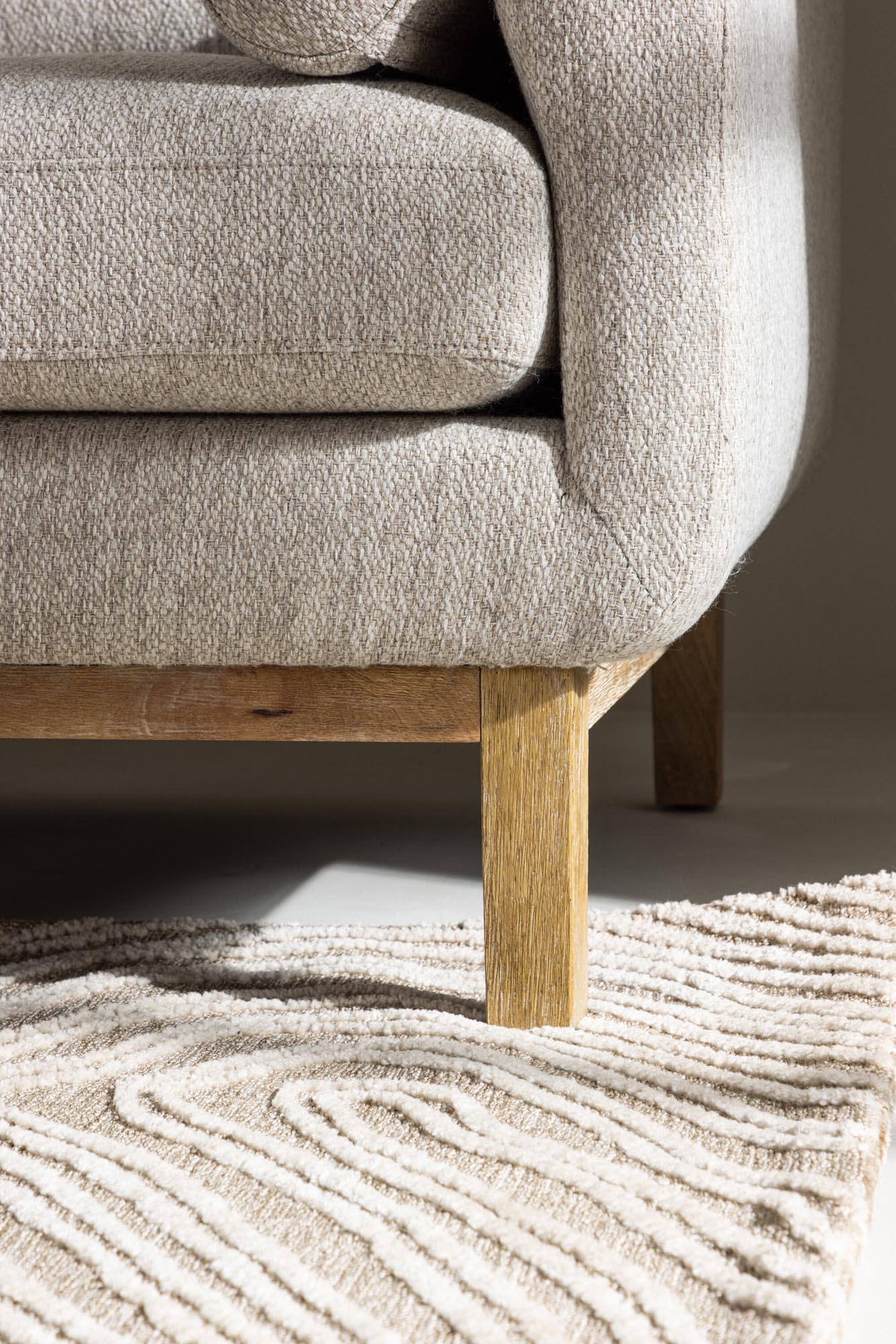 Elegantes Olympos 3-Sitzer Sofa von Venture Home für zeitlose Räume.