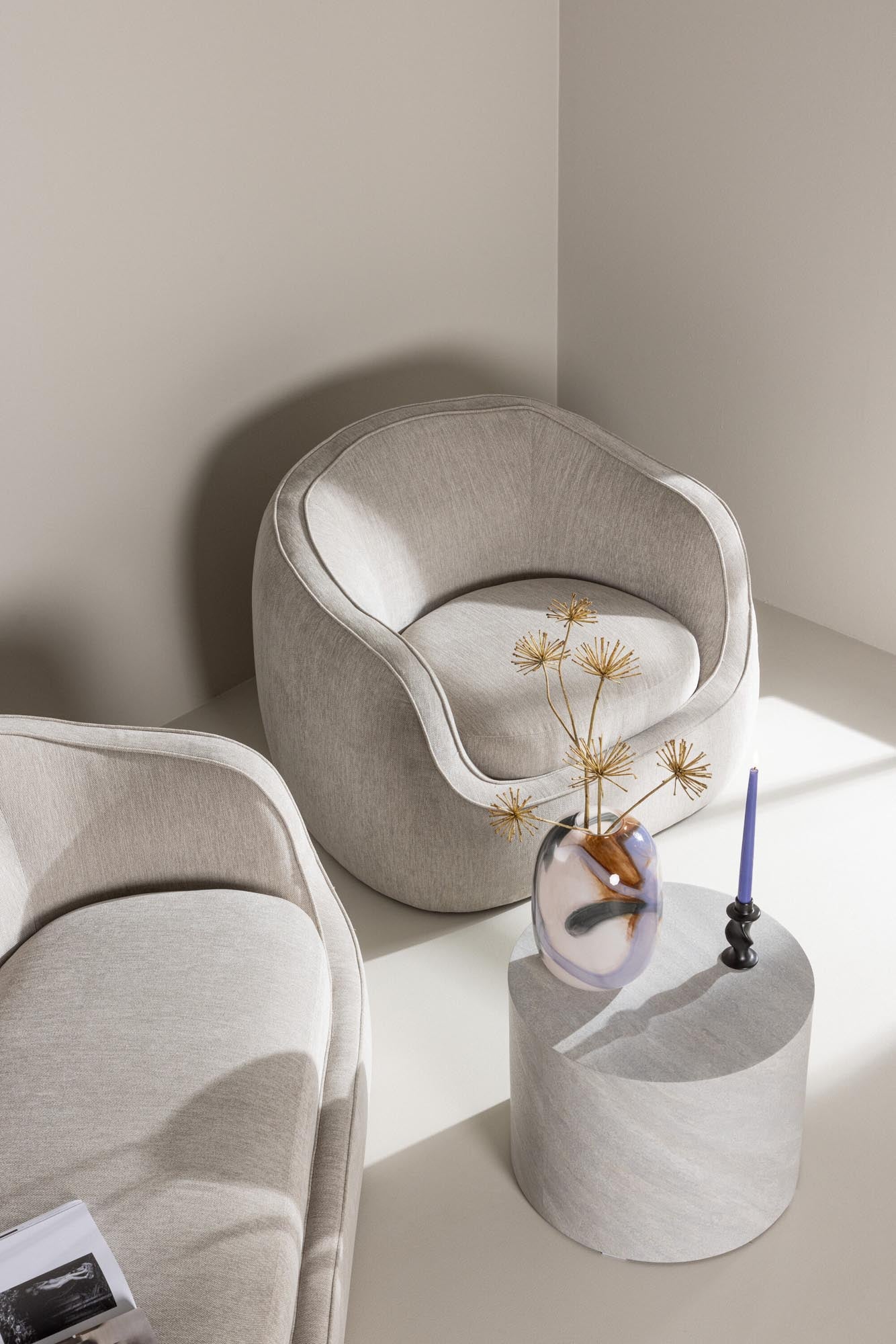 Elio Sessel: Stilvoller Komfort mit abgerundeten Formen und pflegeleichtem Polyesterbezug.