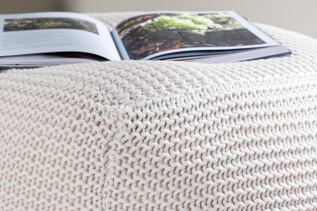 Luca Pouf in Creme präsentiert im Onlineshop von KAQTU Design AG. Pouf ist von Venture Home