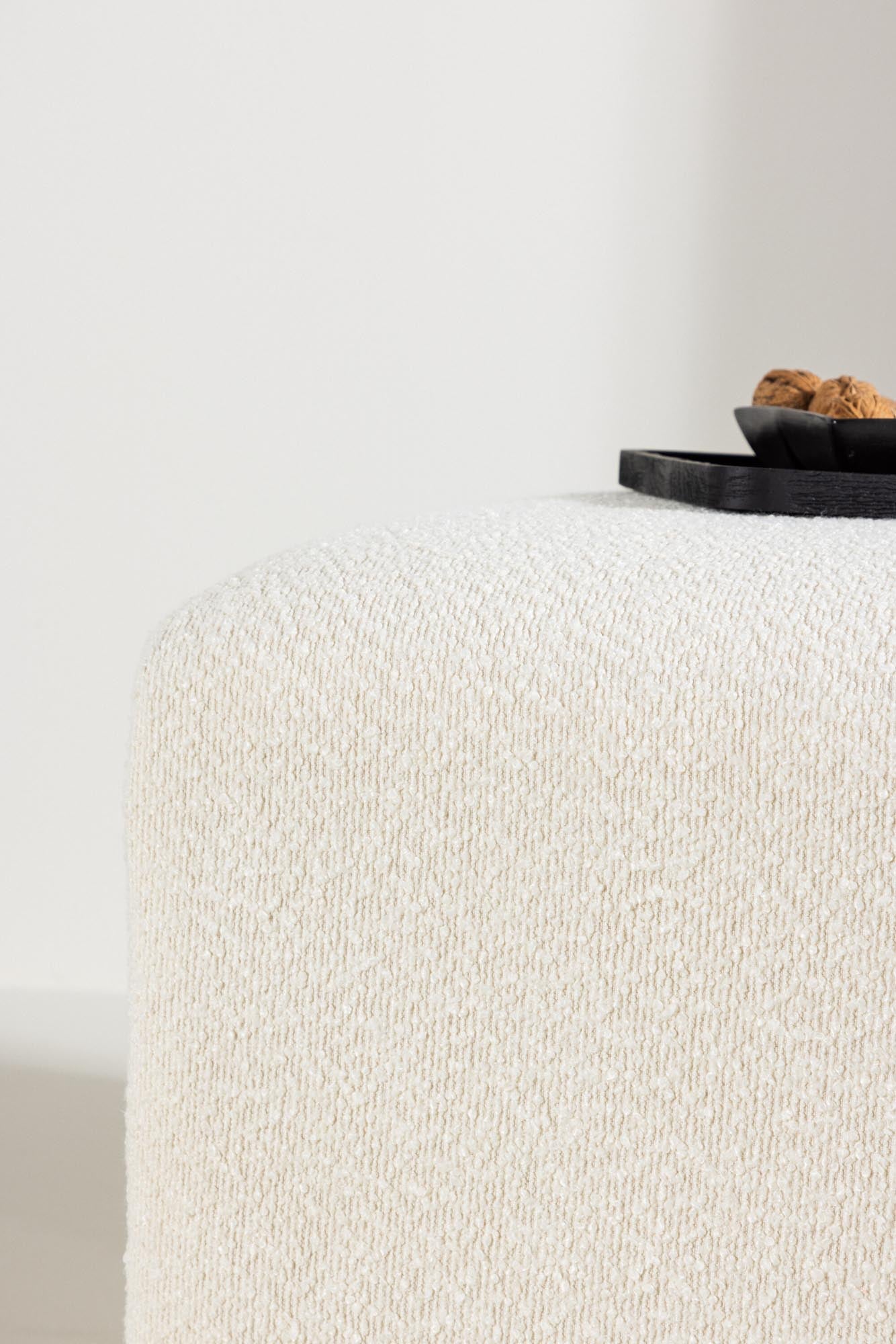 Eleganter Ivy Ottoman von Venture Home: Bouclé trifft auf Luxus.