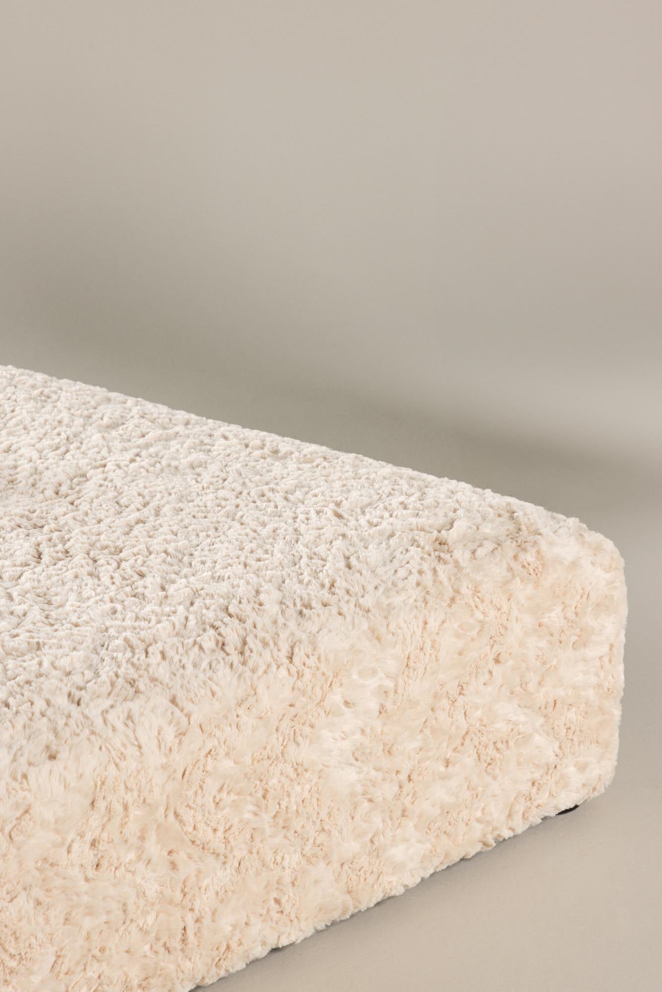 Frankie Pouf von Vind: Stilvoller Komfort im edlen Sandton-Samt.