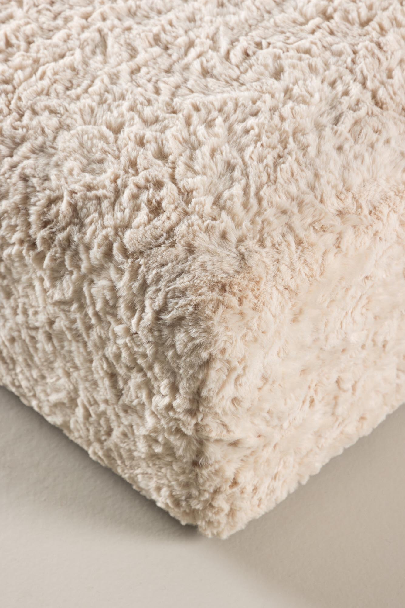 Frankie Pouf von Vind: Luxuriöser Pouf in sanftem Sandton-Samt.