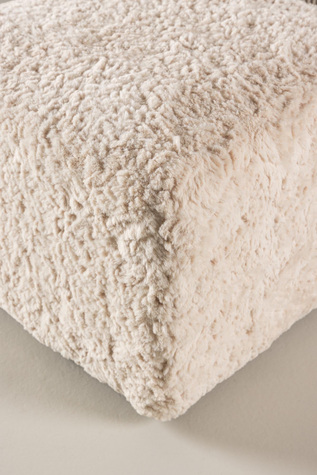 Stilvoller Frankie Pouf von Vind in luxuriösem, sandfarbenem Samt.