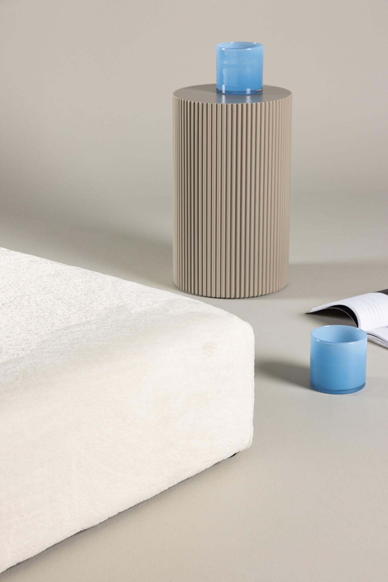 Moderner Davie Pouf von Venture Home für stilvolle Wohnräume.