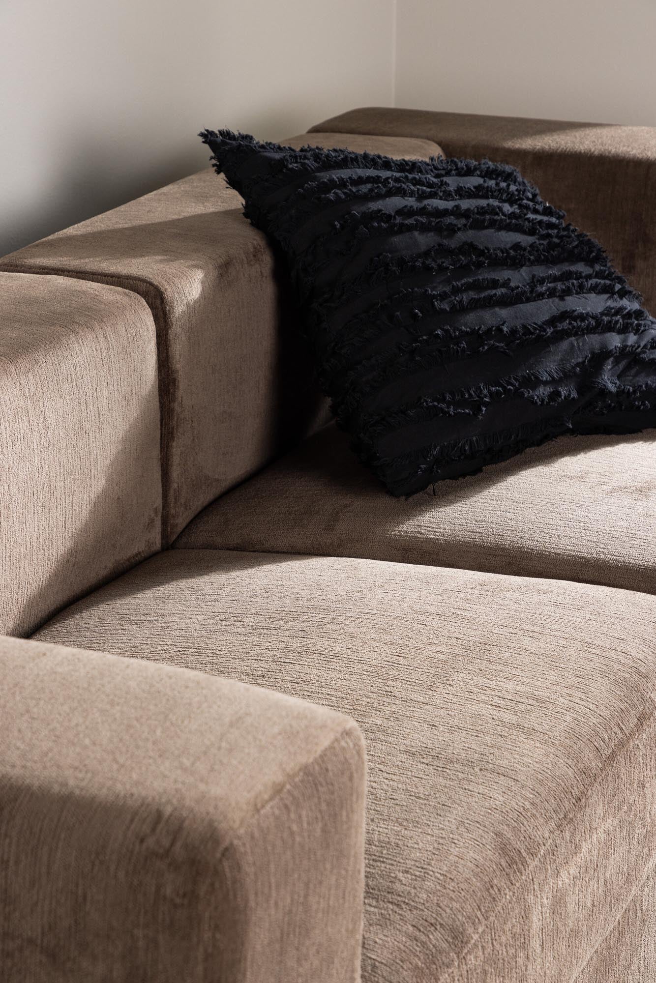 Lumi 3-Sitzer: Stilvoll, bequem und langlebig – der perfekte Ort für Entspannung und Geselligkeit.