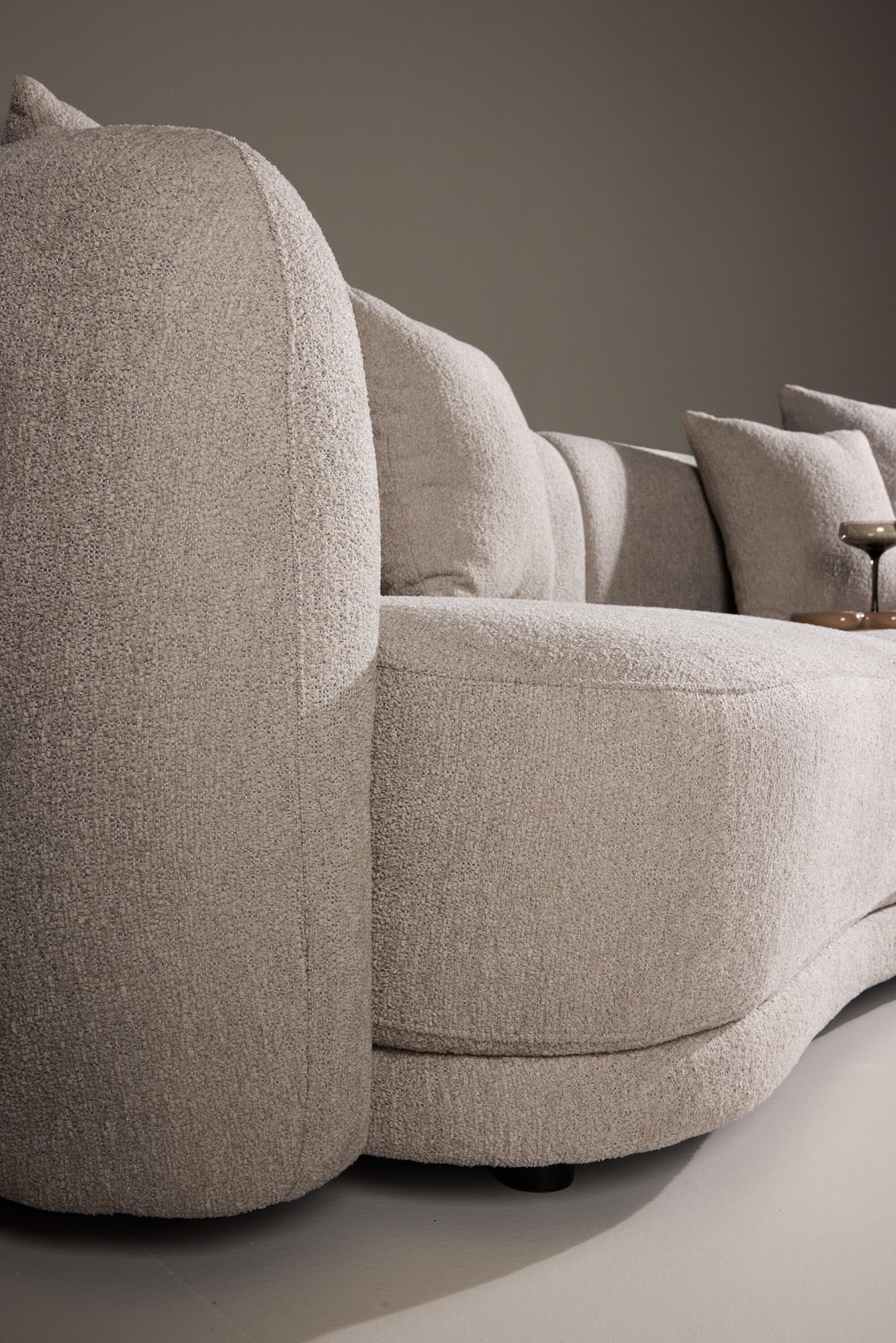 Das Cielo 3-Sitzer Sofa von Venture Home kombiniert modernes Design mit Komfort und ist ideal für stilvolle Wohnräume.
